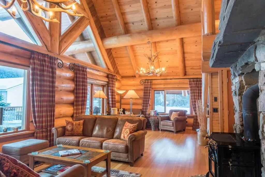 Living room in Revelstoke House Luxury Log House at Base of Resort