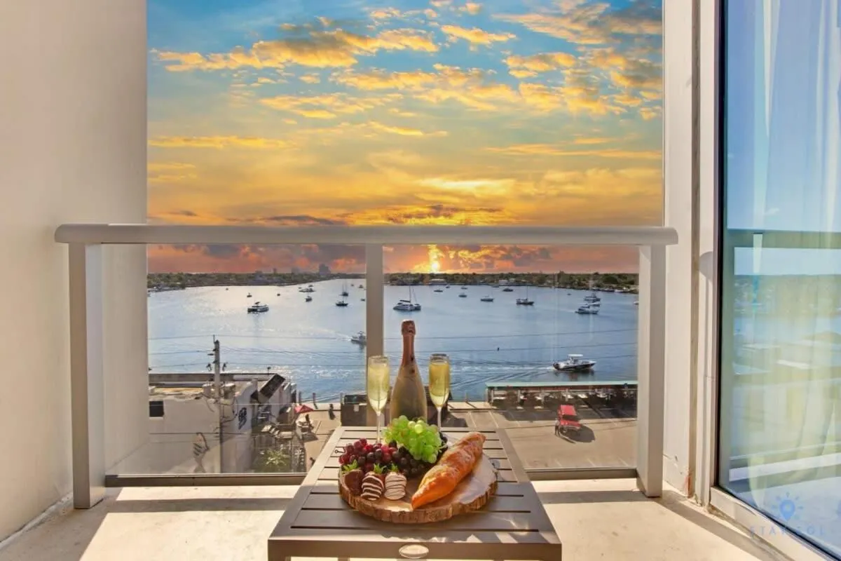 Bay View - Balcony - Amazing Pool - Hollywood Beach