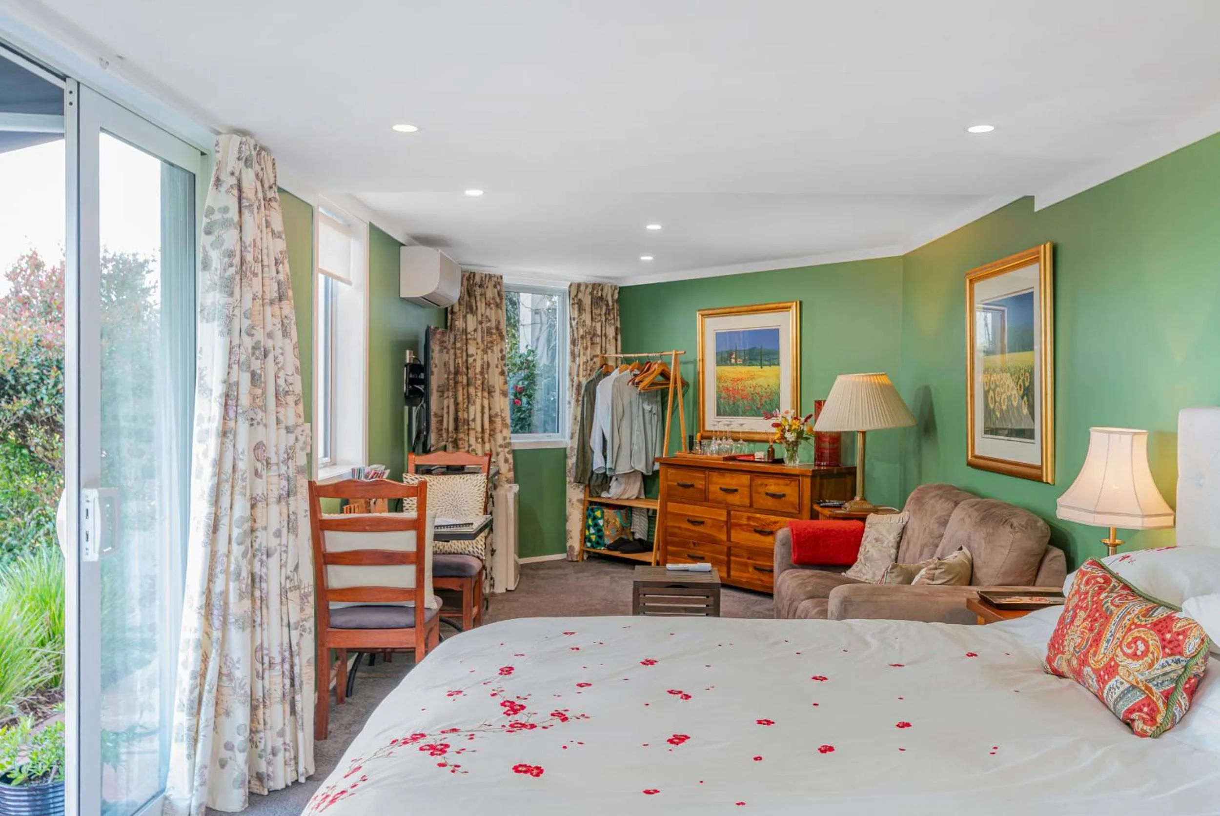 View (from property/room), Bed in Bayview Valley Lodge Bed & Breakfast