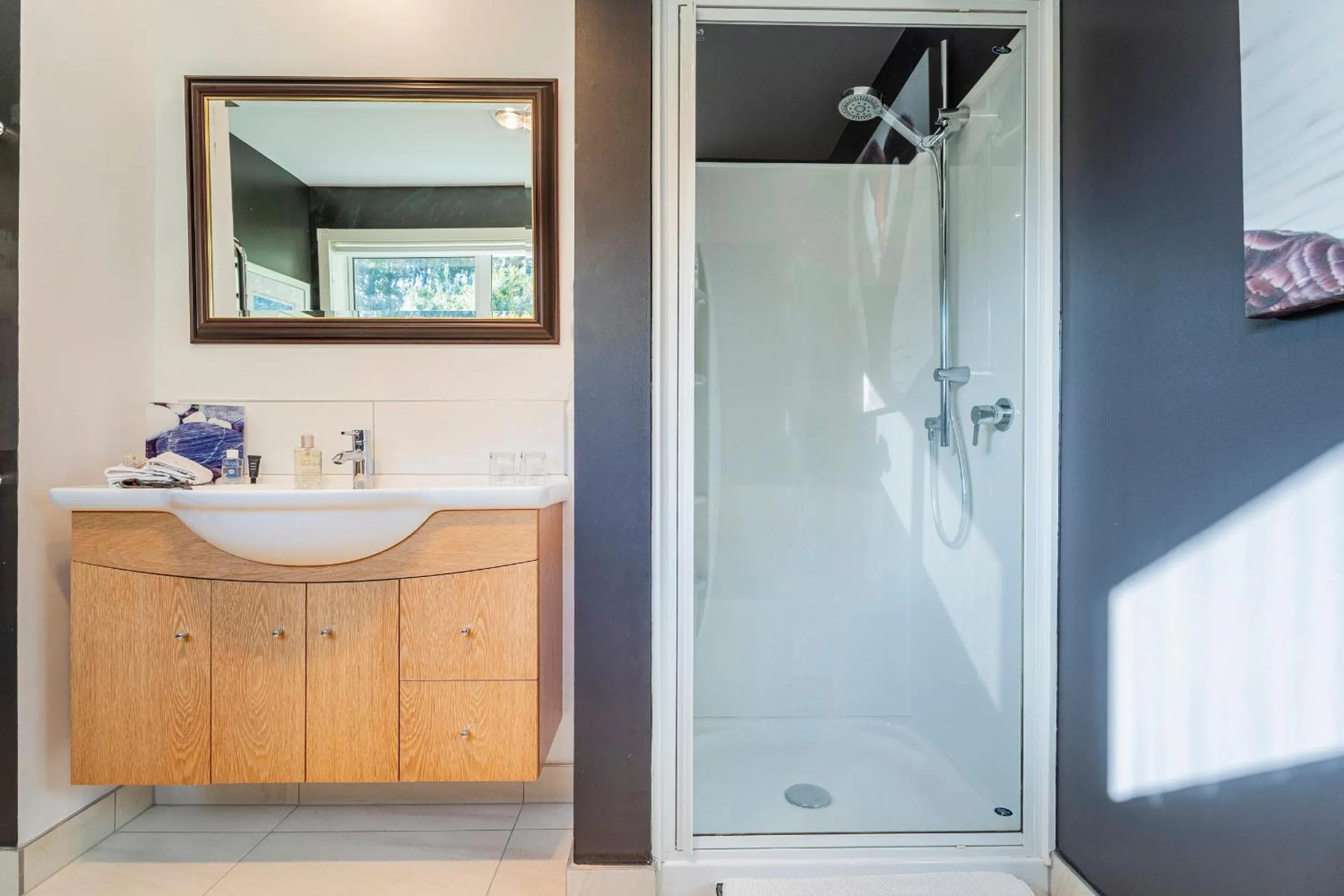 Shower in Bayview Valley Lodge Bed & Breakfast