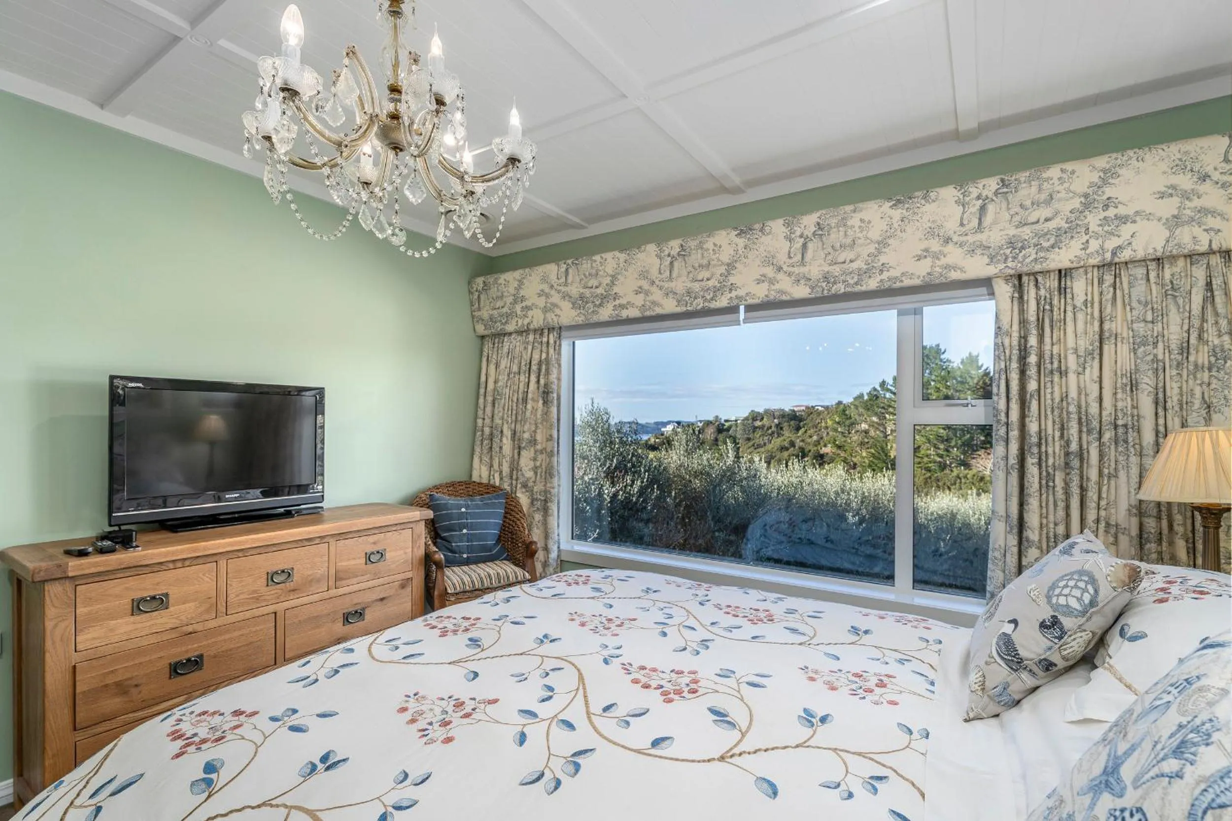 View (from property/room), Bed in Bayview Valley Lodge Bed & Breakfast