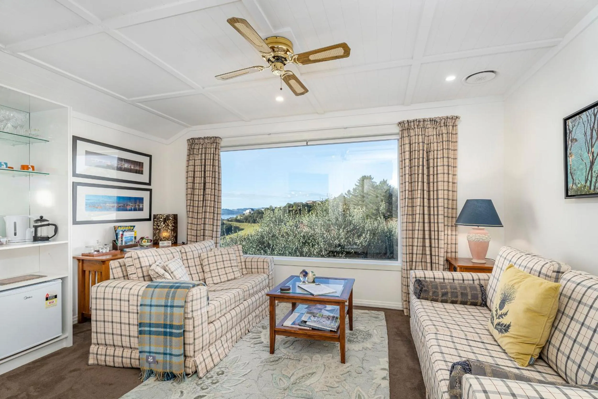 Living room in Bayview Valley Lodge Bed & Breakfast