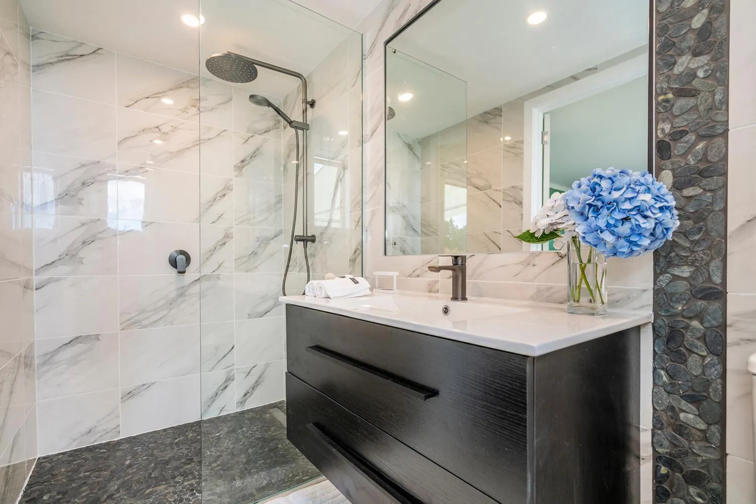 Shower in Bayview Valley Lodge Bed & Breakfast