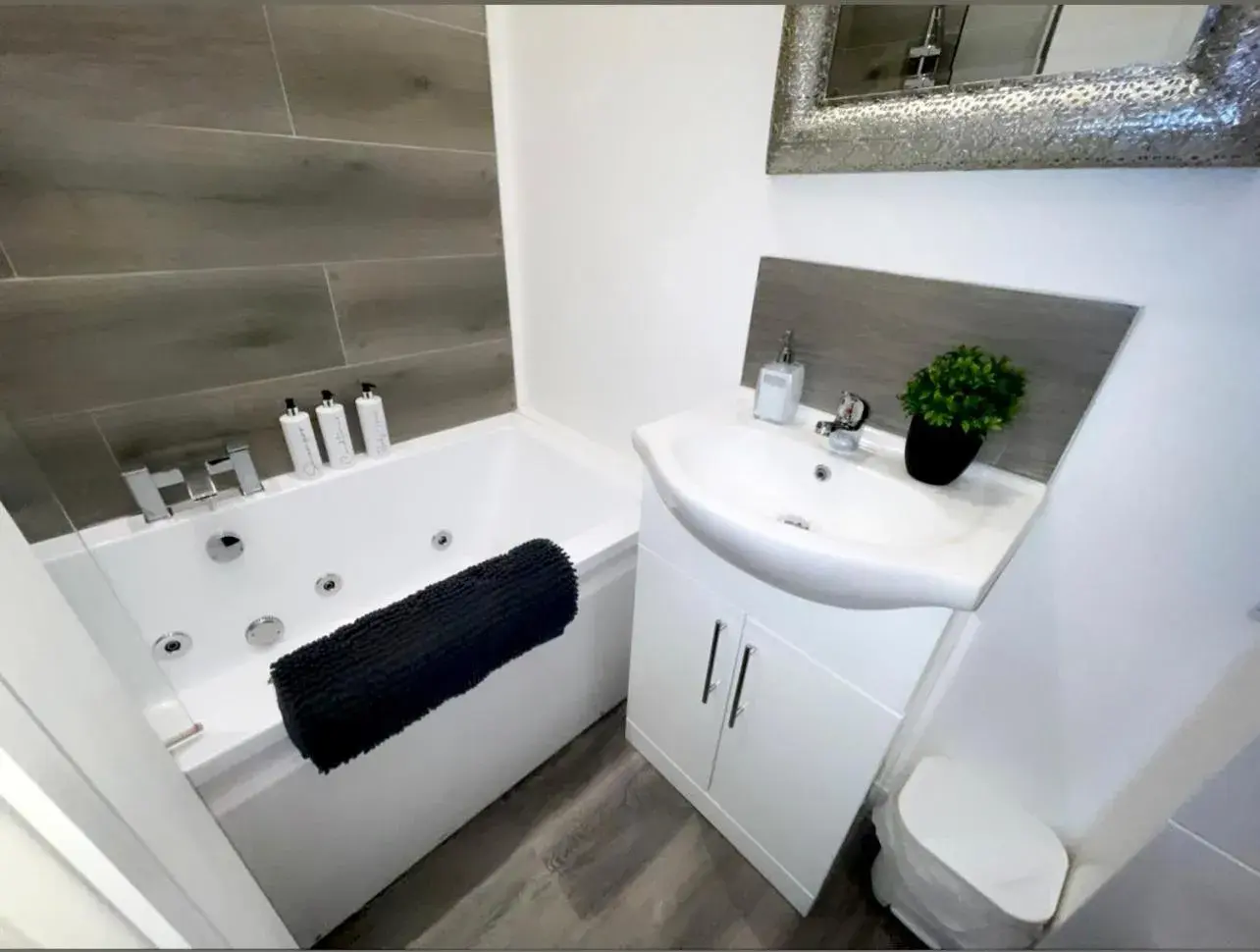 superior apartment with spa bath in Albert Hottub & Jacuzzi Apartments superior apartment with spa bath in Albert Hottub & Jacuzzi Apartments