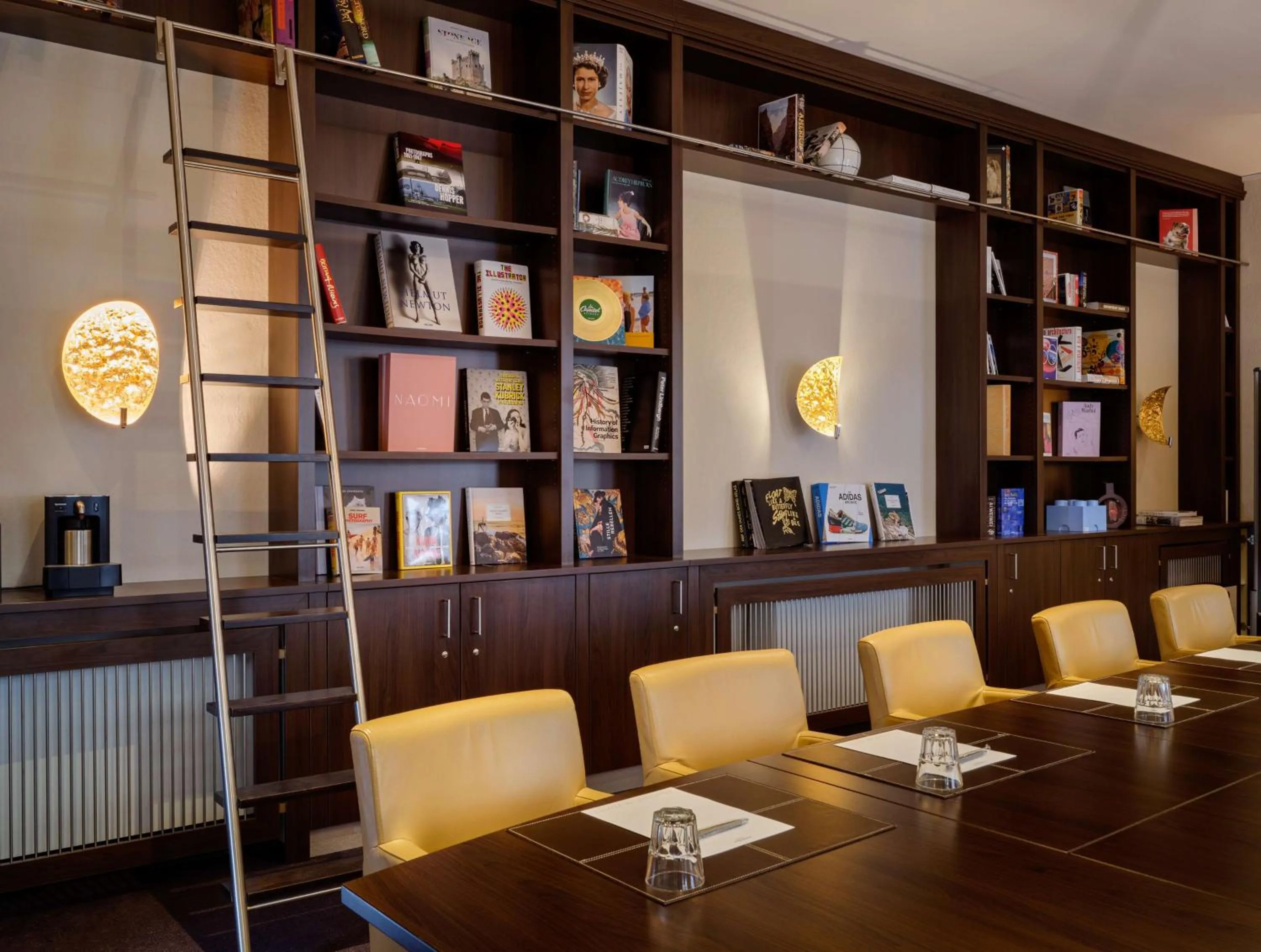 Library in Flemings Hotel München-Schwabing