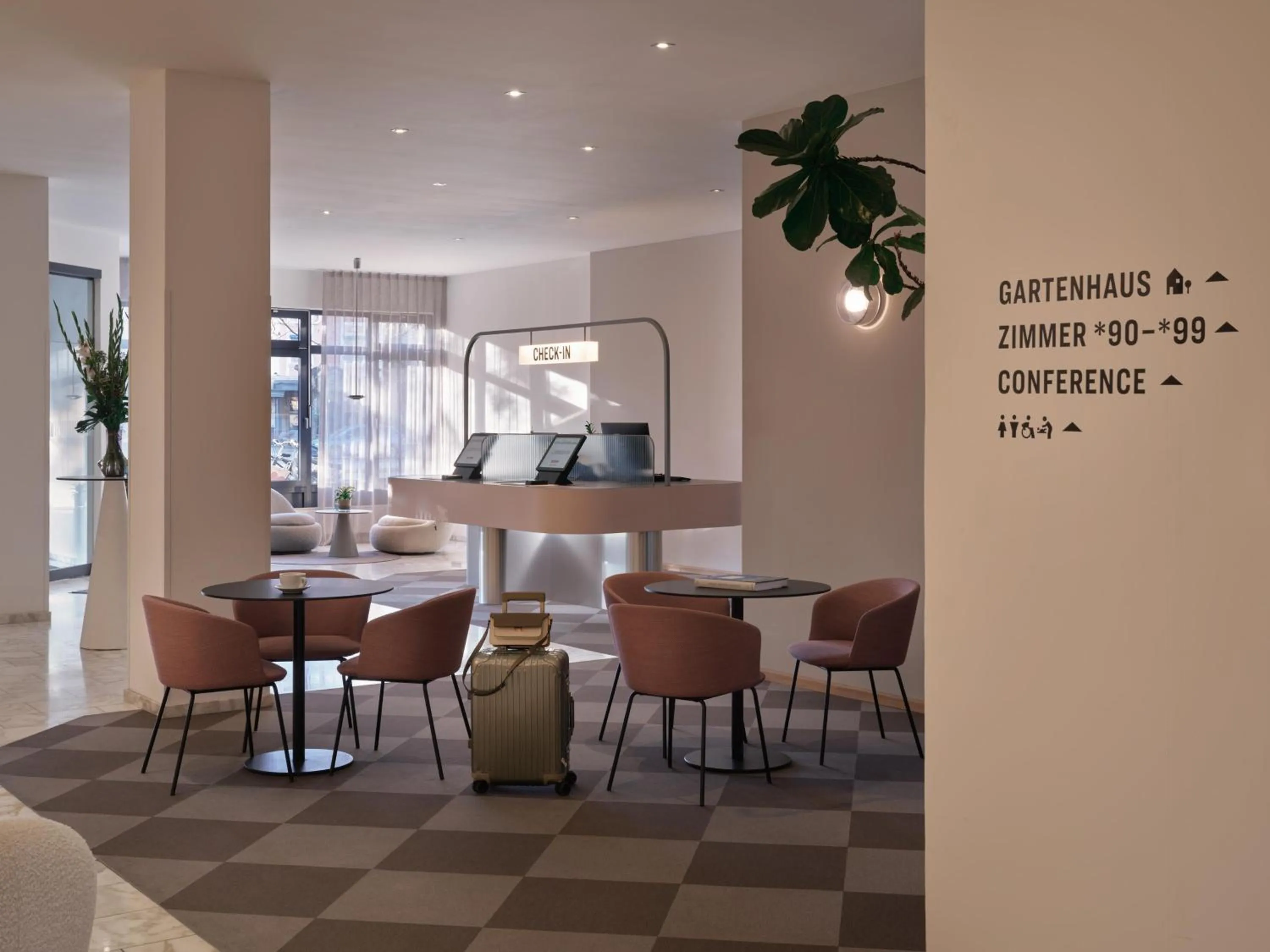 Lobby or reception in Flemings Hotel München-Schwabing