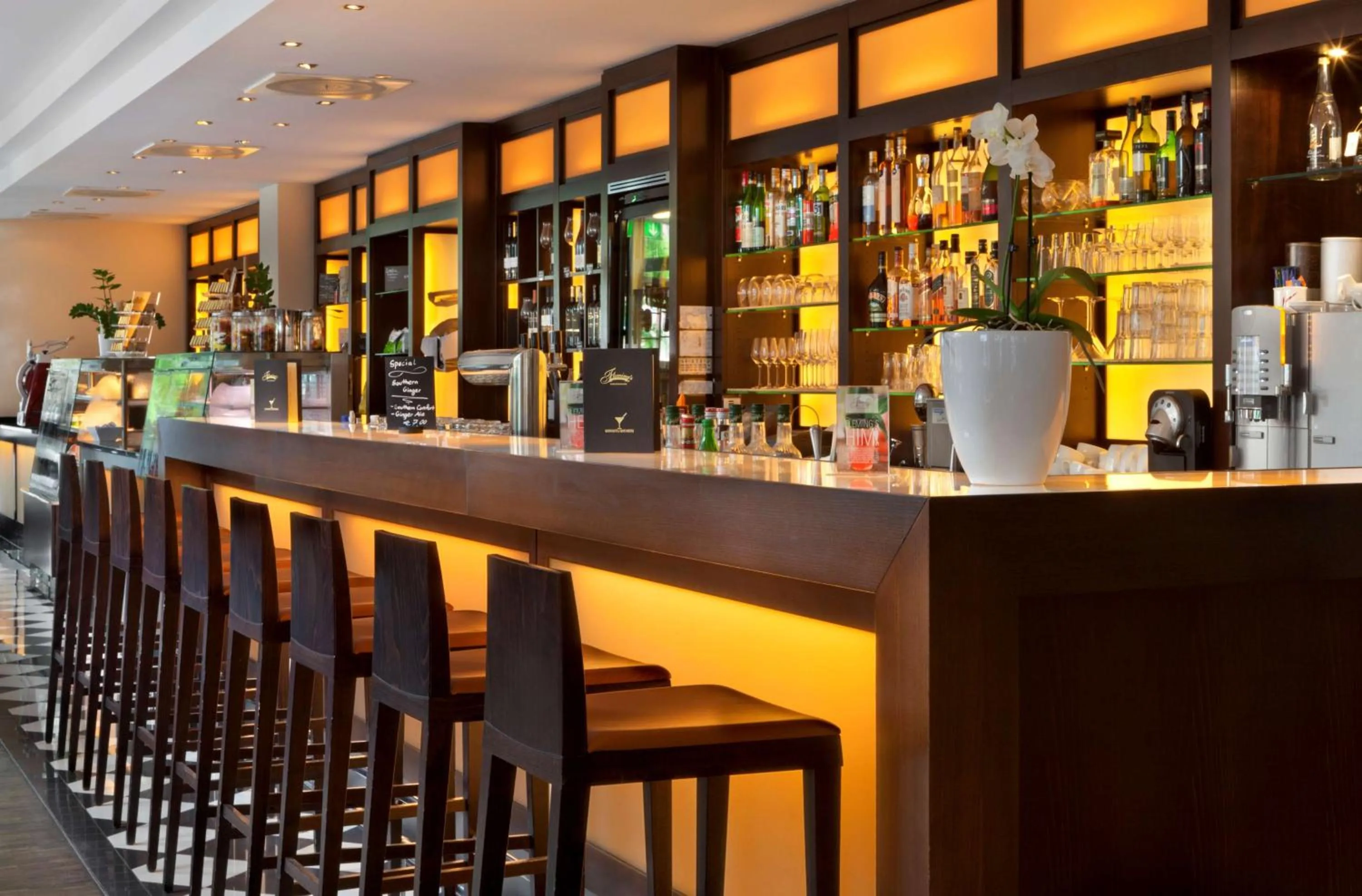 Lounge or bar in Flemings Hotel München-Schwabing