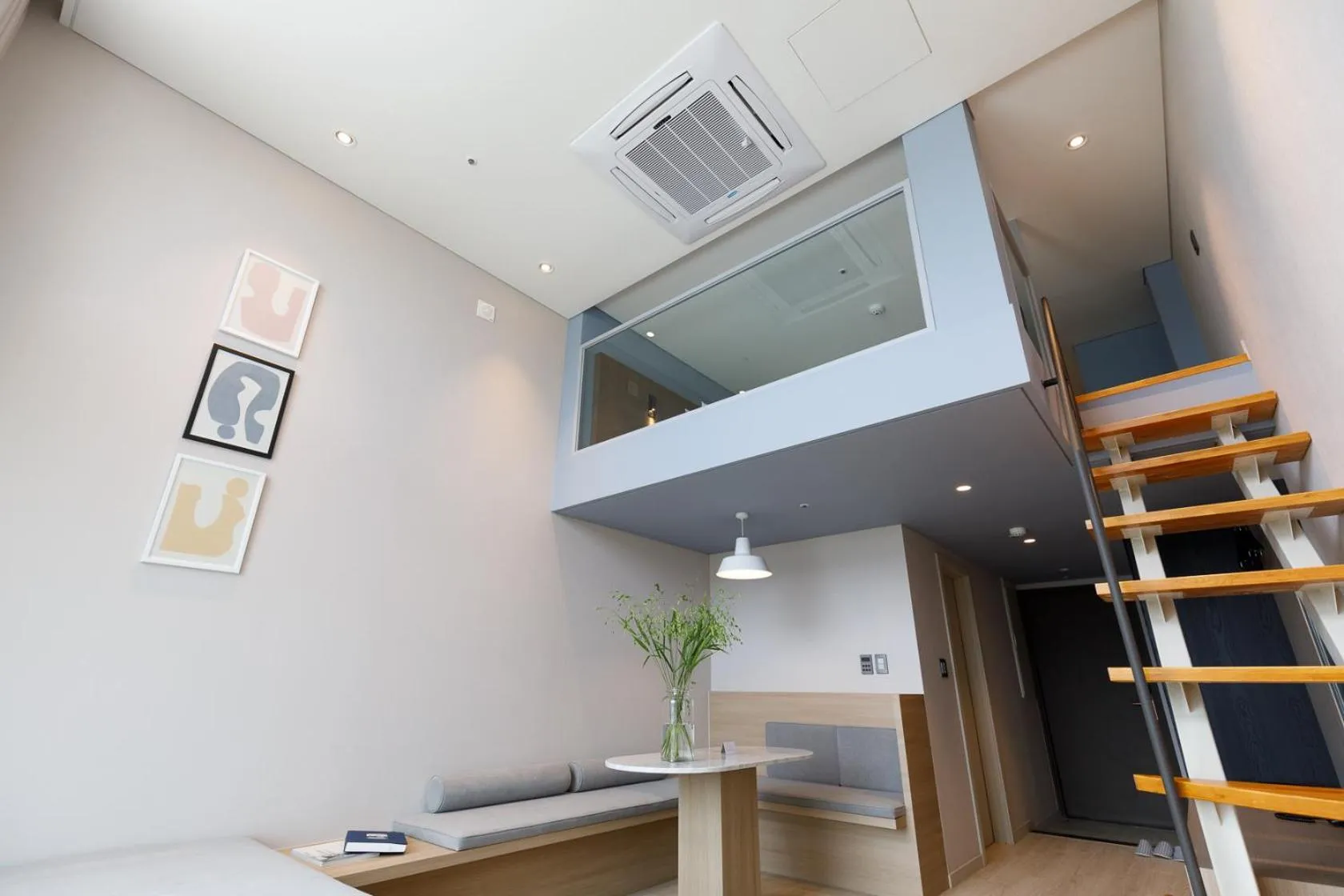 Photo of the whole room in The Week & Resort