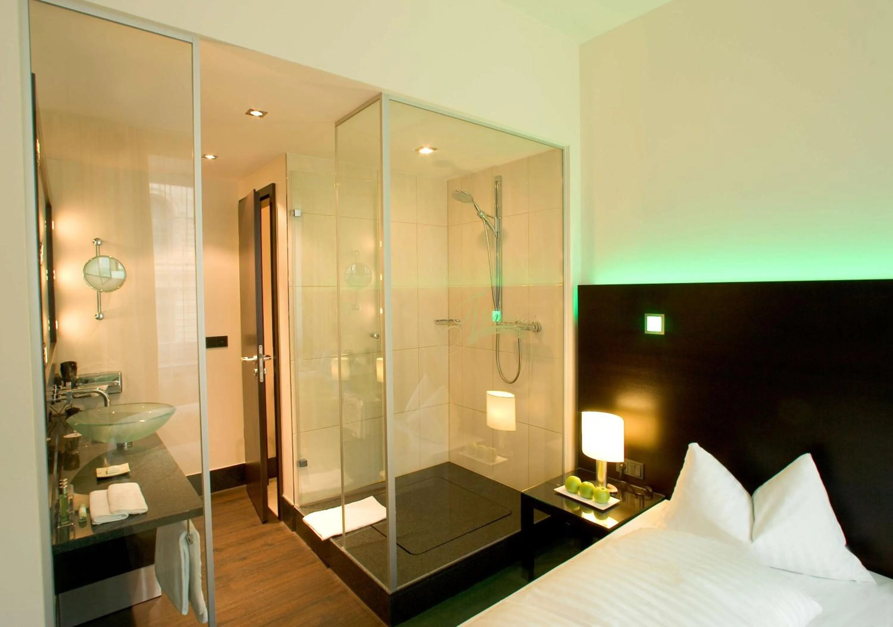 Bathroom, Bed in Flemings Hotel München-City