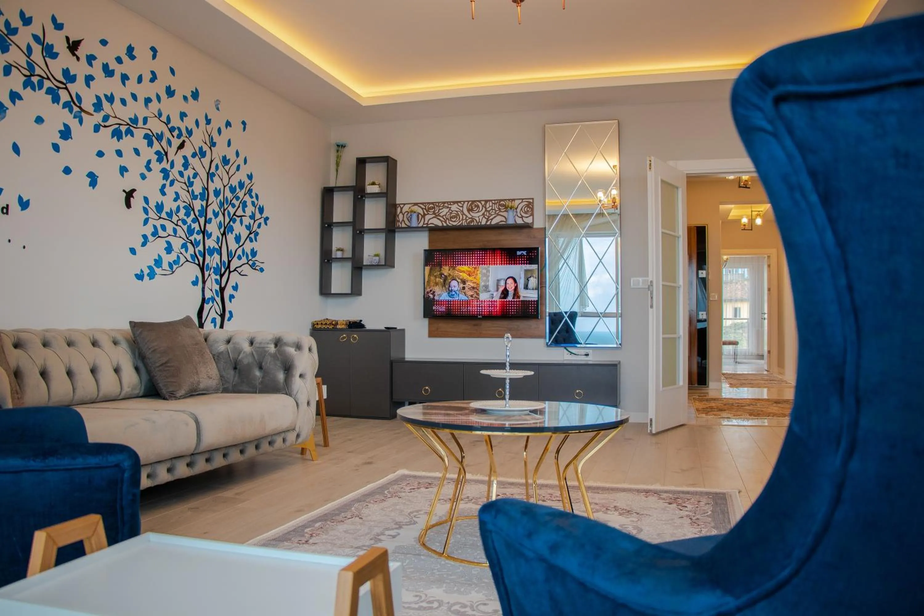 Communal lounge/ TV room in ELEGANT BLUE SUİTES