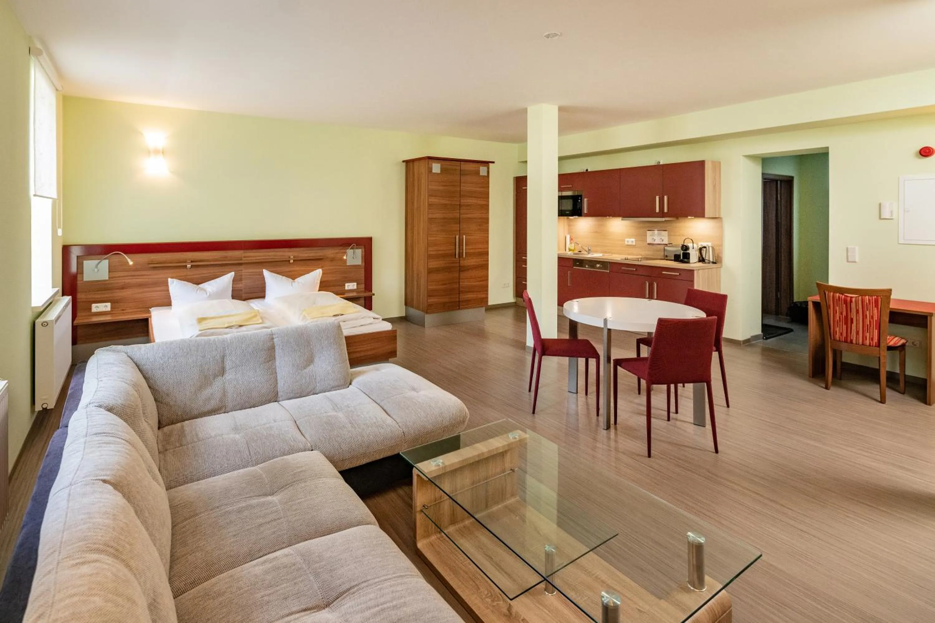 Living room, Bed in Kulturhotel Kaiserhof