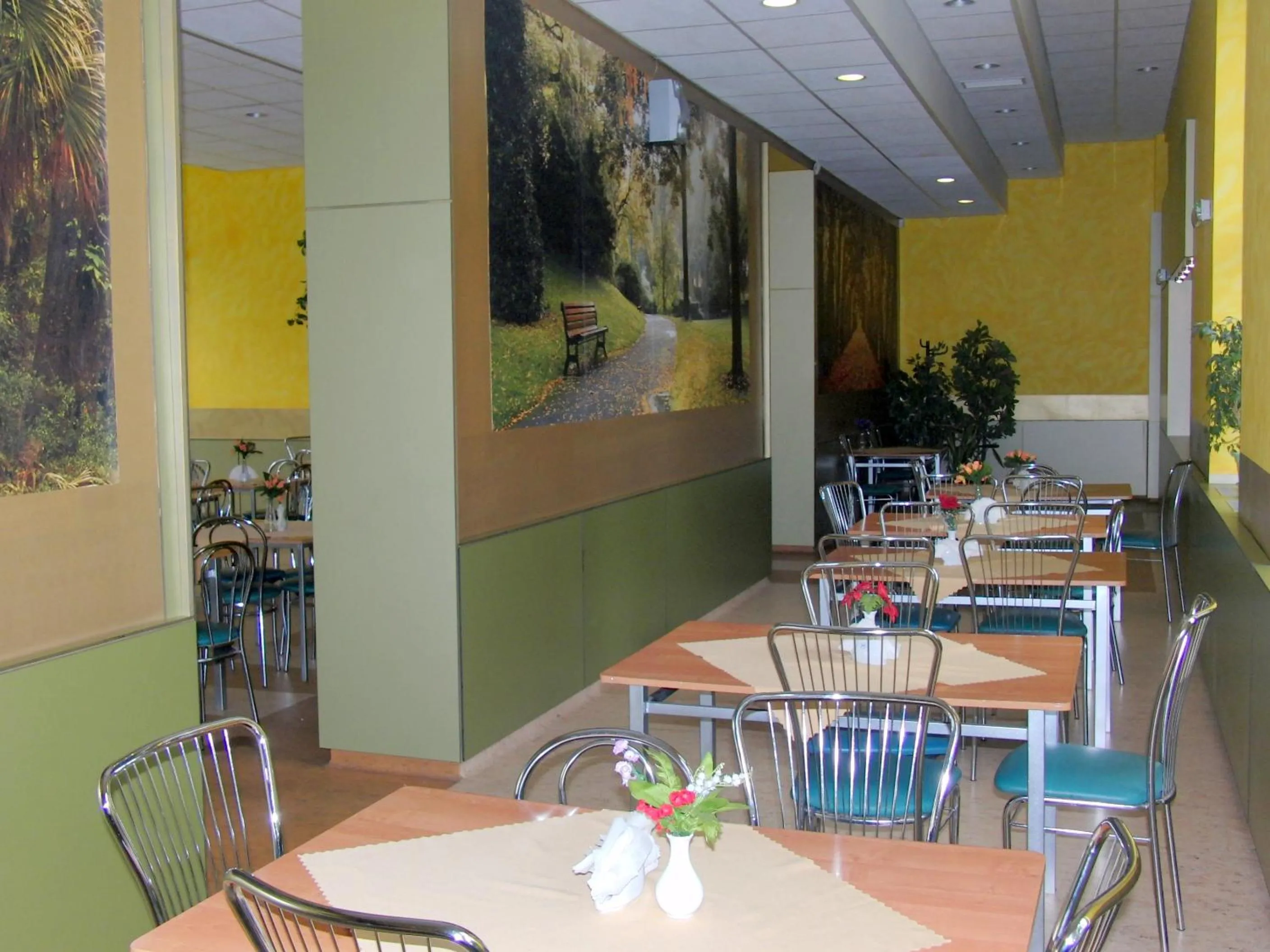 Restaurant/places to eat in Nawojka Hotele Studenckie