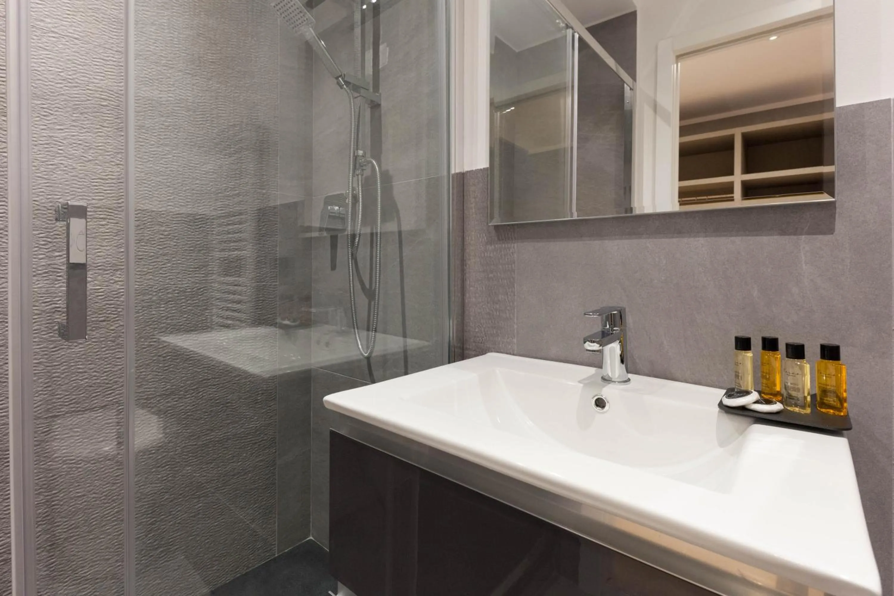 Shower in Teseo Rooms & Relax