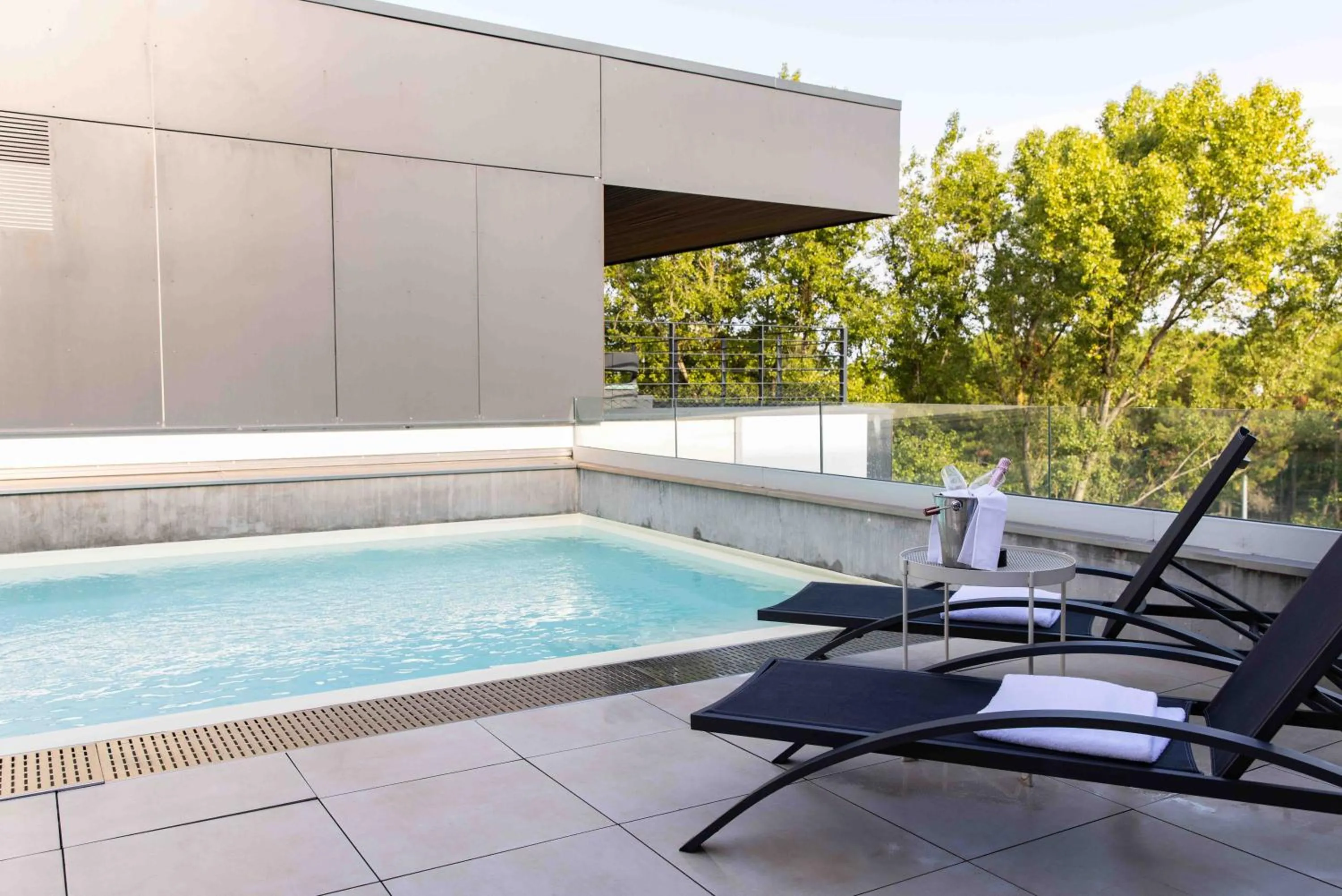 Swimming pool in Live Hotels Bordeaux Lac