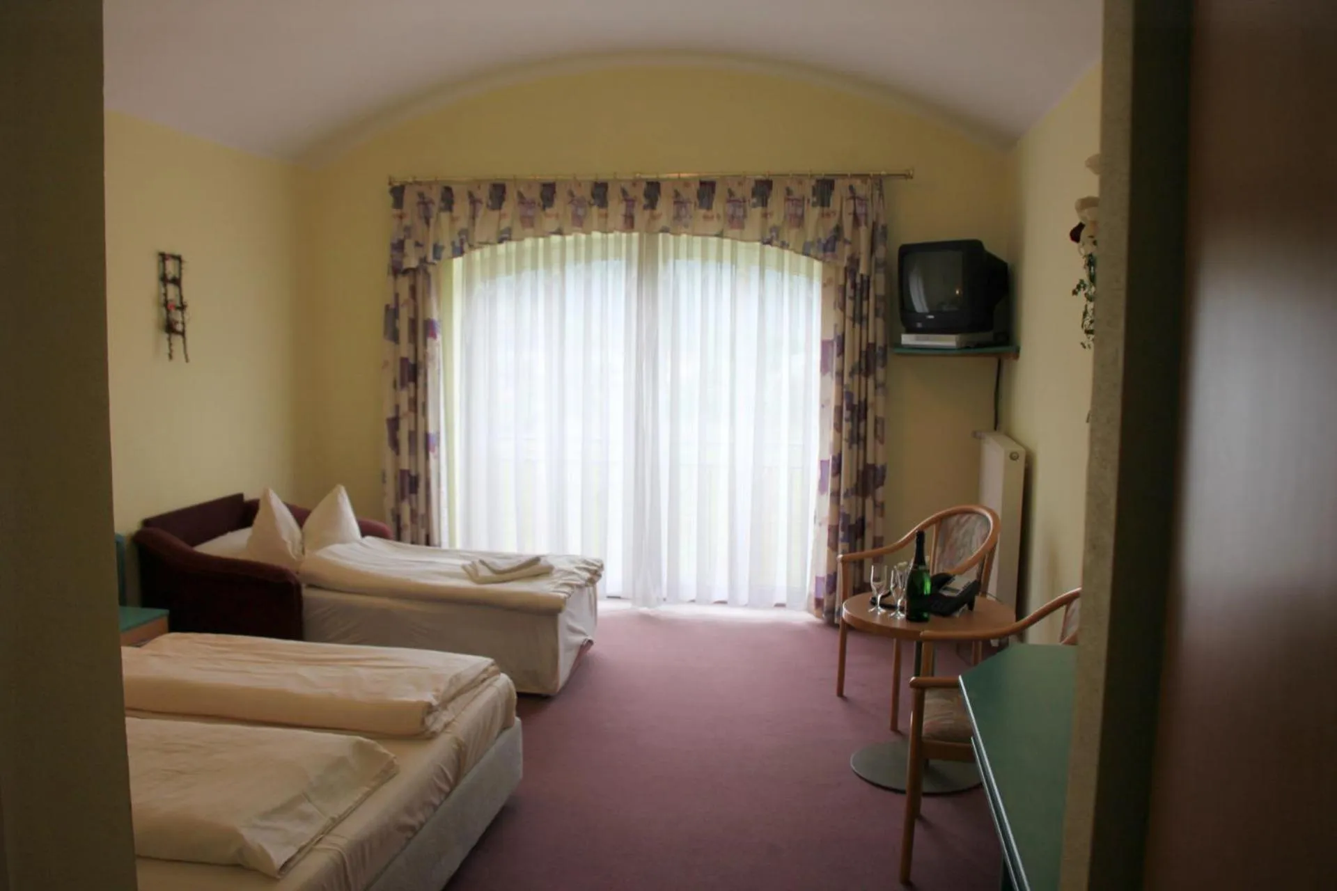 TV and multimedia, Bed in Gasthof Hotel zur Post