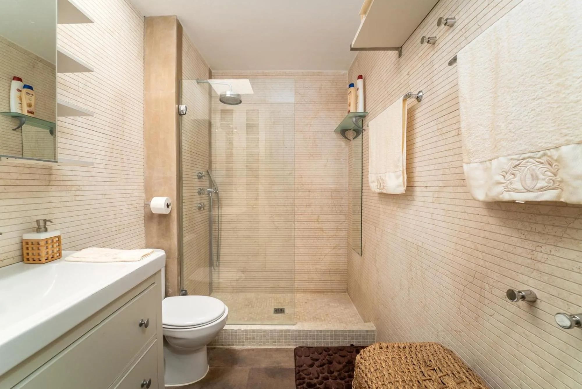 Shower in Azahara I, 25A small cozy apartment with great views located in the popular area of Nueva Andalucia