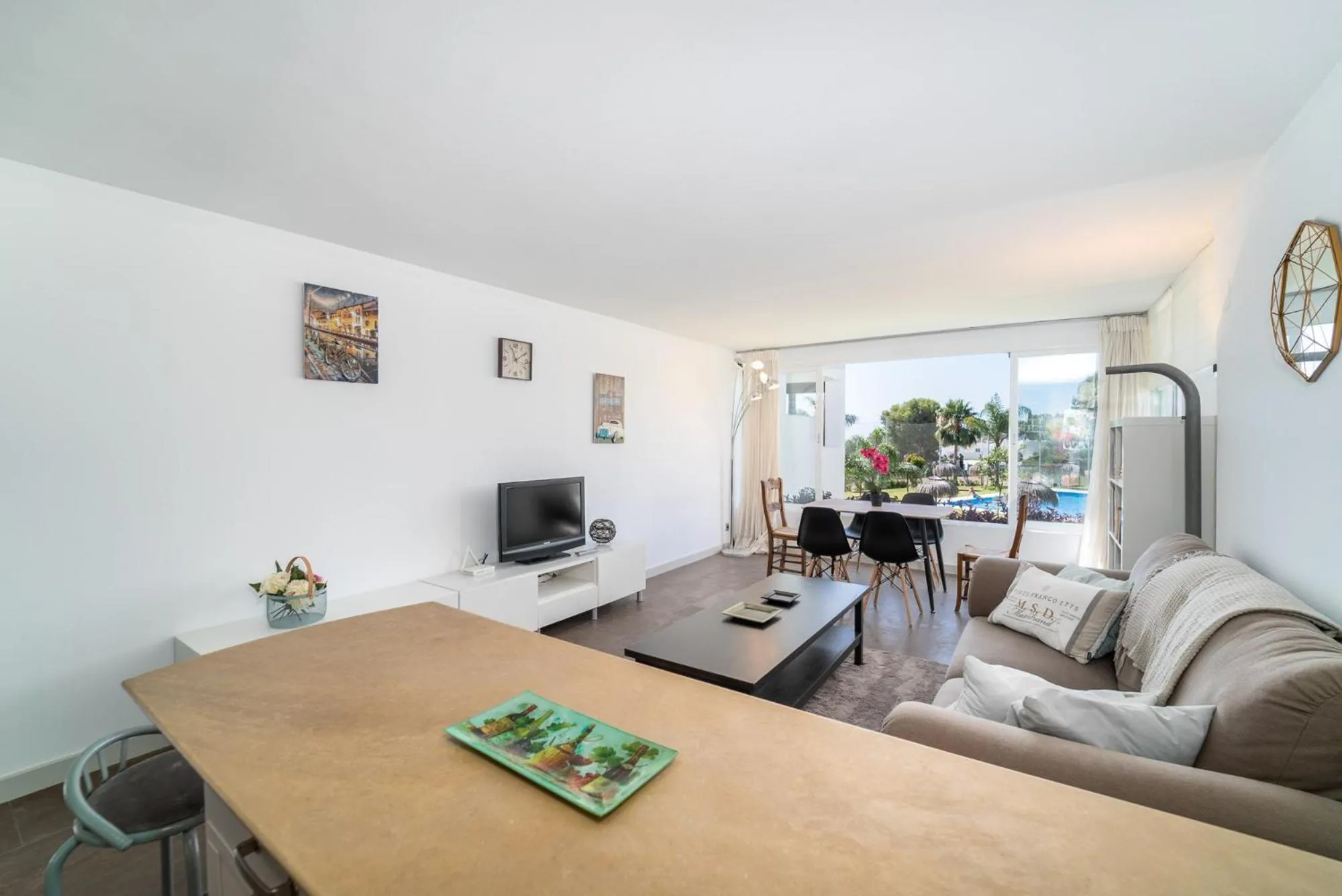 TV and multimedia in Azahara I, 25A small cozy apartment with great views located in the popular area of Nueva Andalucia