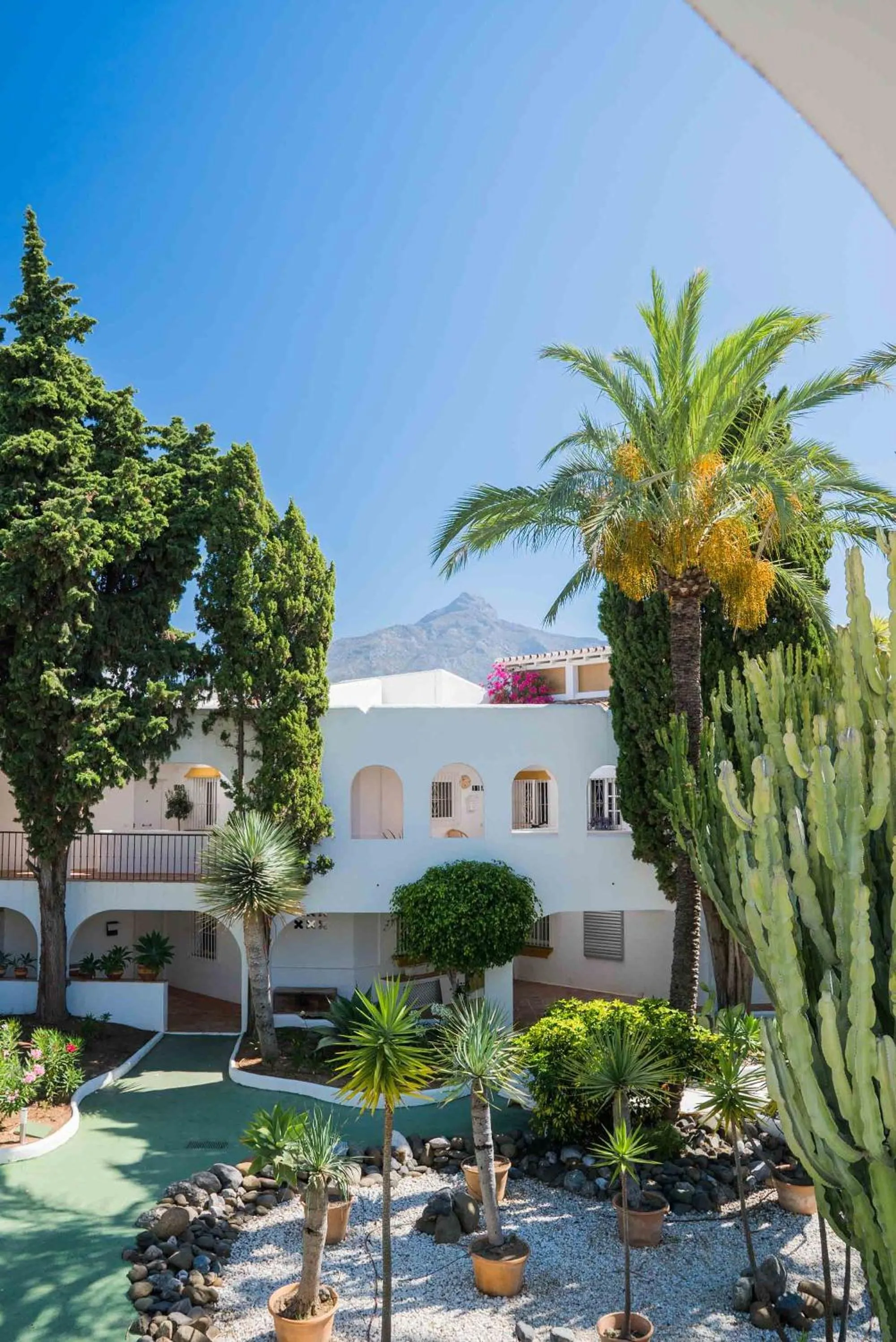 Property building in Azahara I, 25A small cozy apartment with great views located in the popular area of Nueva Andalucia