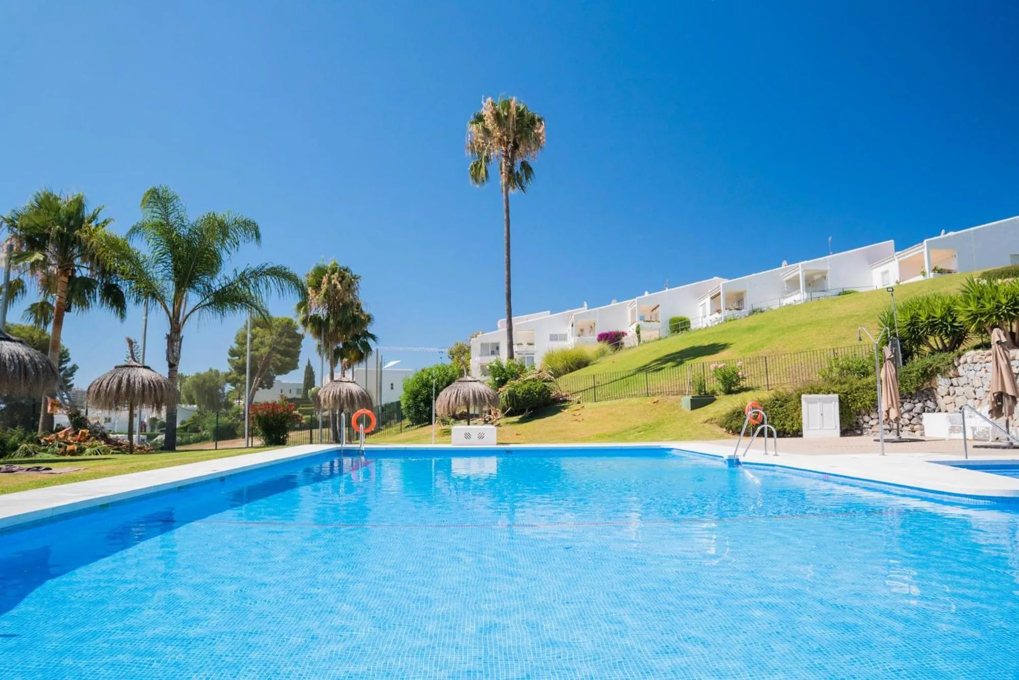 Garden in Azahara I, 25A small cozy apartment with great views located in the popular area of Nueva Andalucia