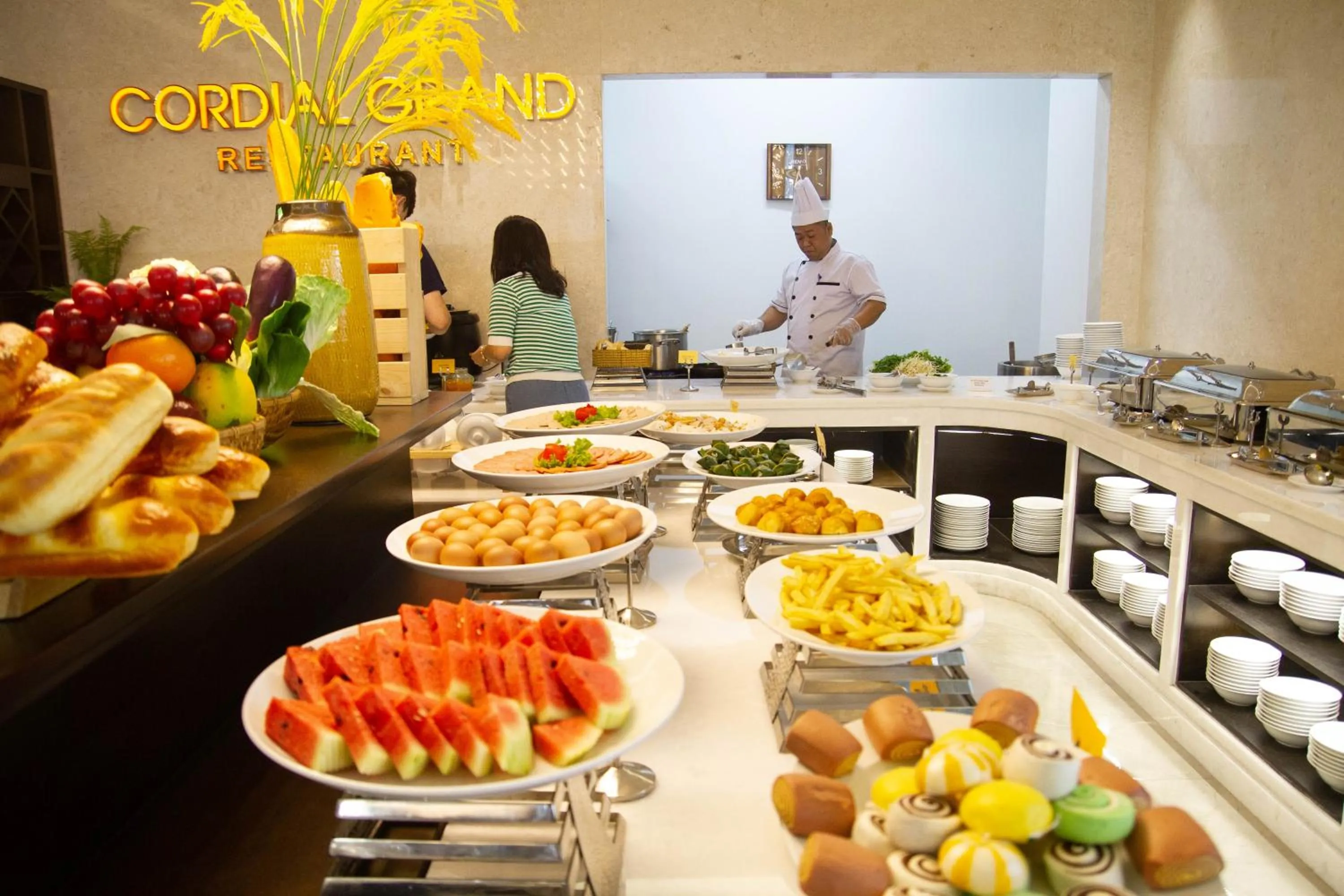 Restaurant/places to eat in Cordial Grand Hotel Da Nang Beach - Infinity Rooftop Pool