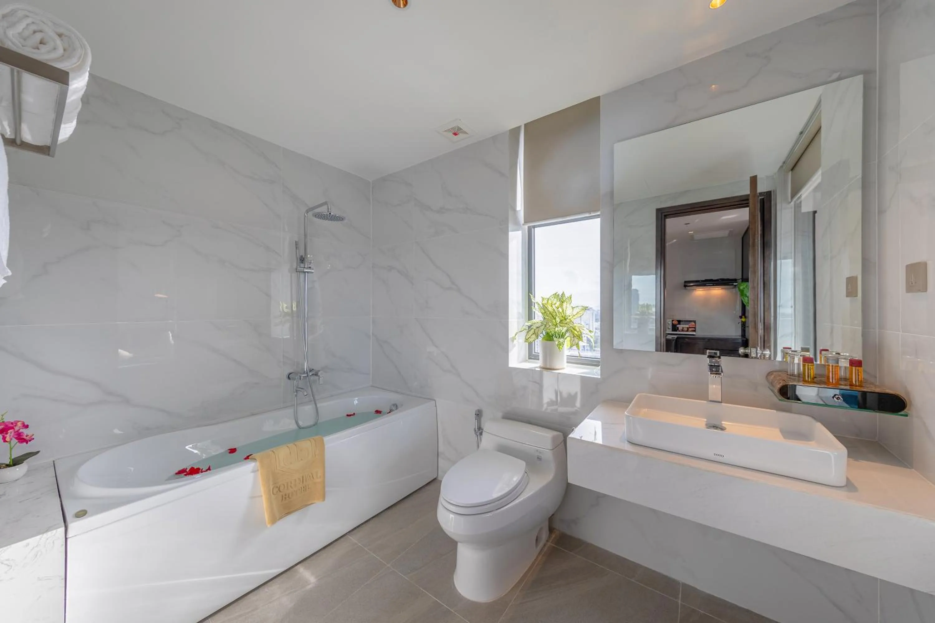 Shower in Cordial Grand Hotel Da Nang Beach - Infinity Rooftop Pool