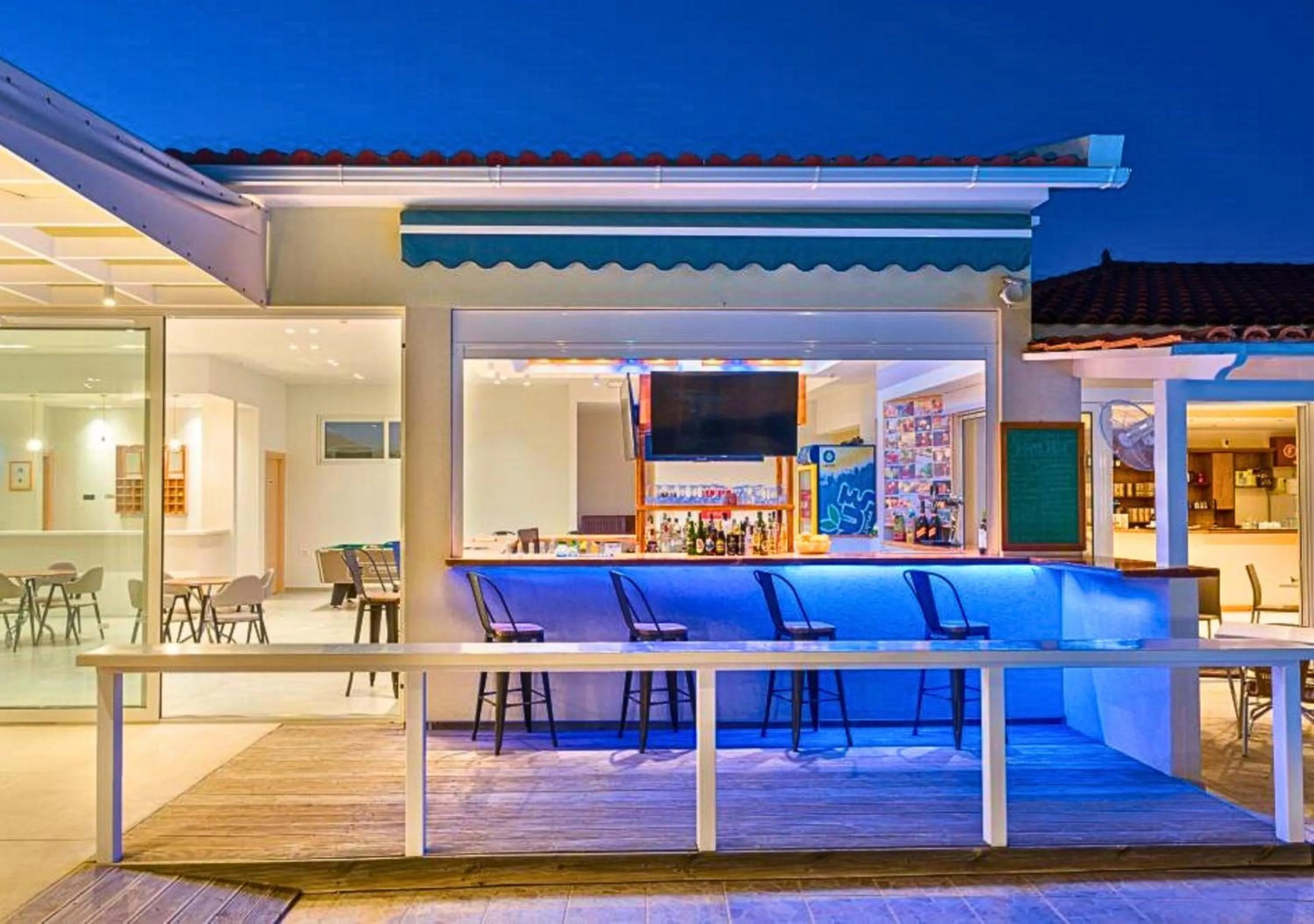 Restaurant/places to eat in Manousis ApartHotel