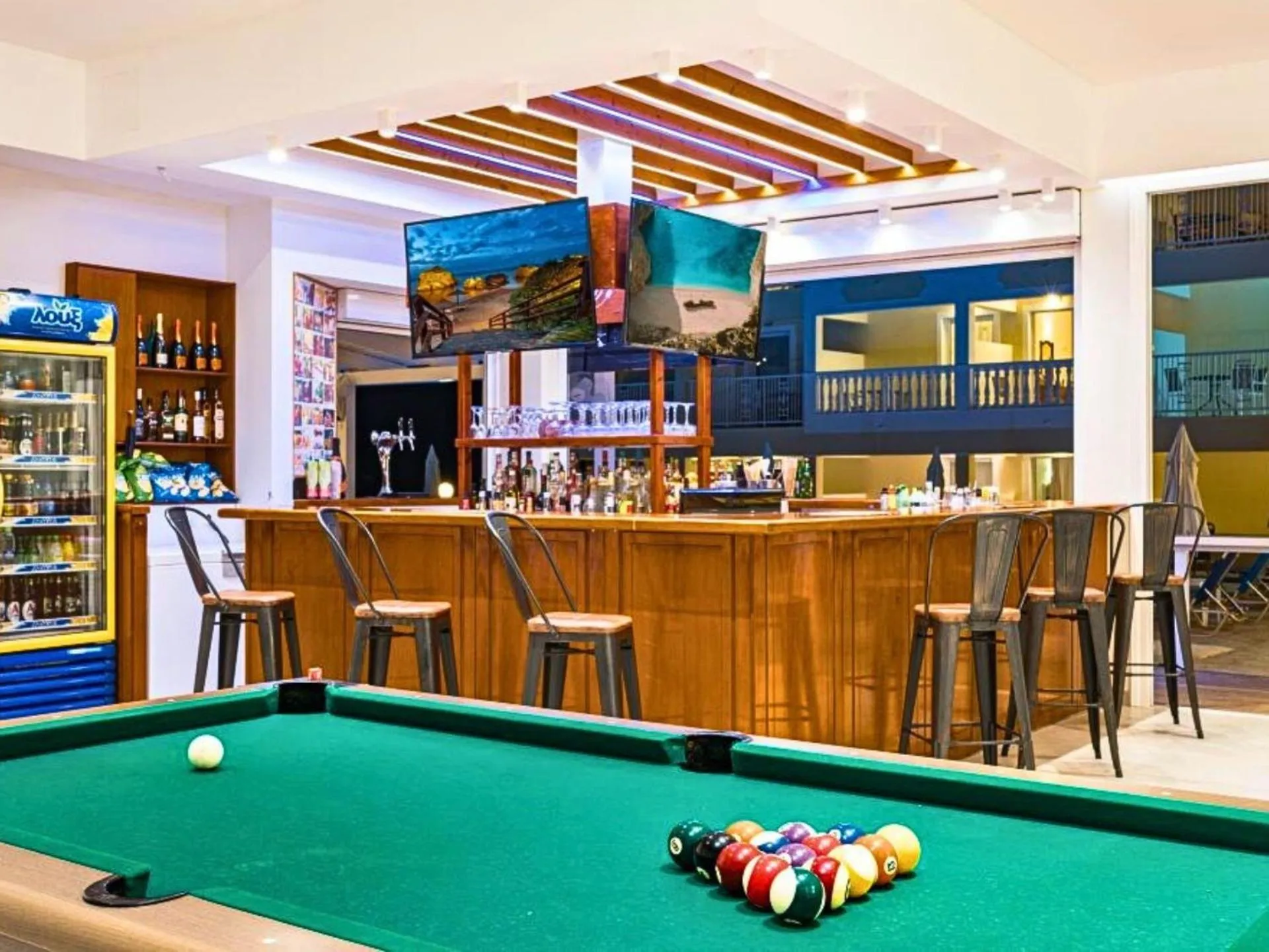 Restaurant/places to eat in Manousis ApartHotel