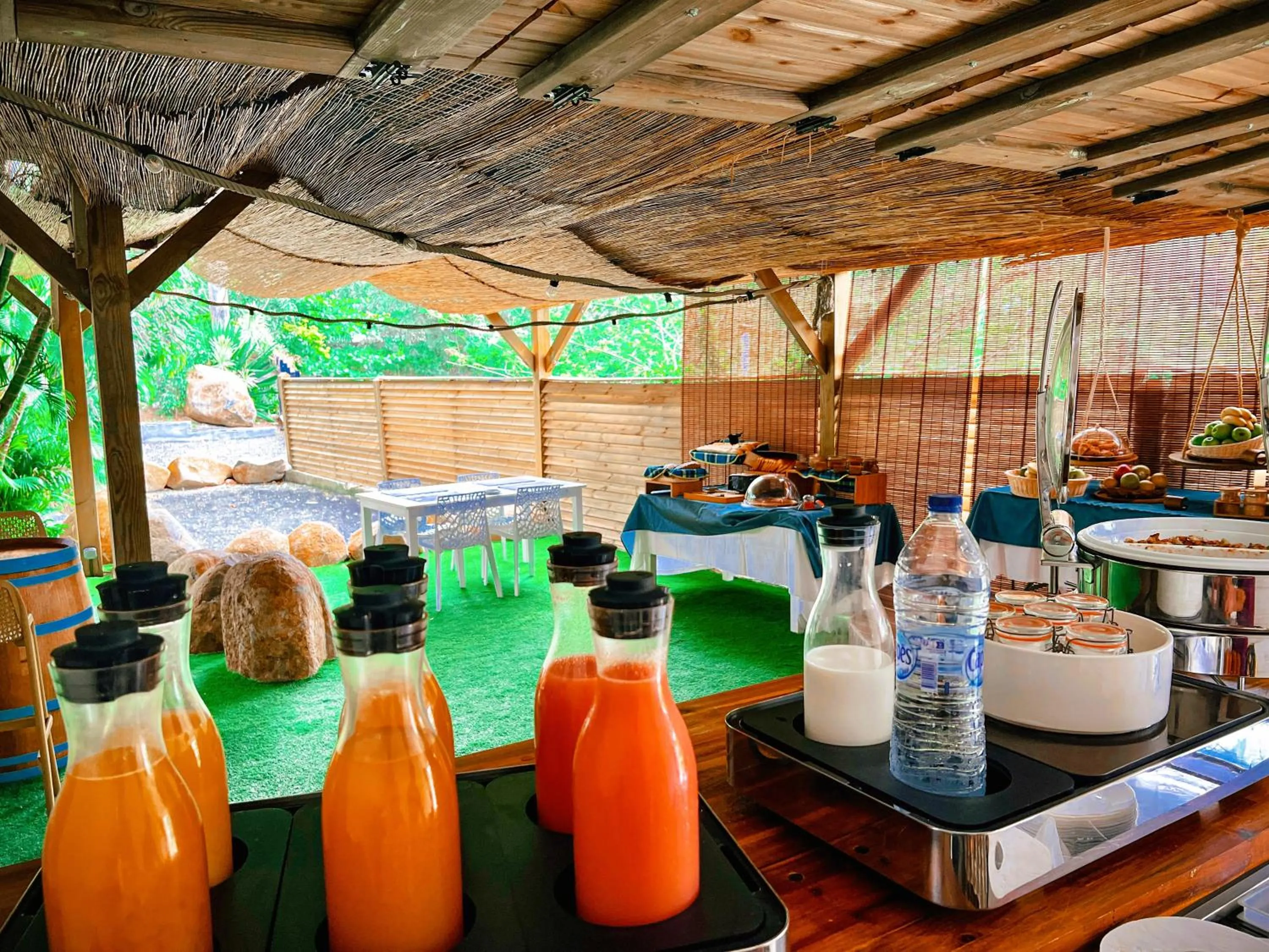 Restaurant/places to eat in Kawan Bay Suites