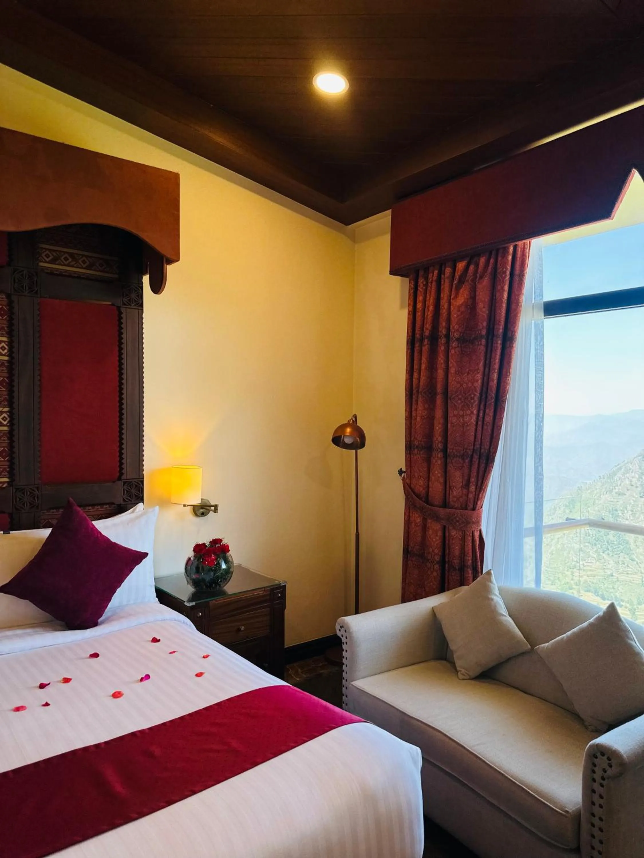 Bedroom, Bed in Pearl Continental Hotel Malam Jabba