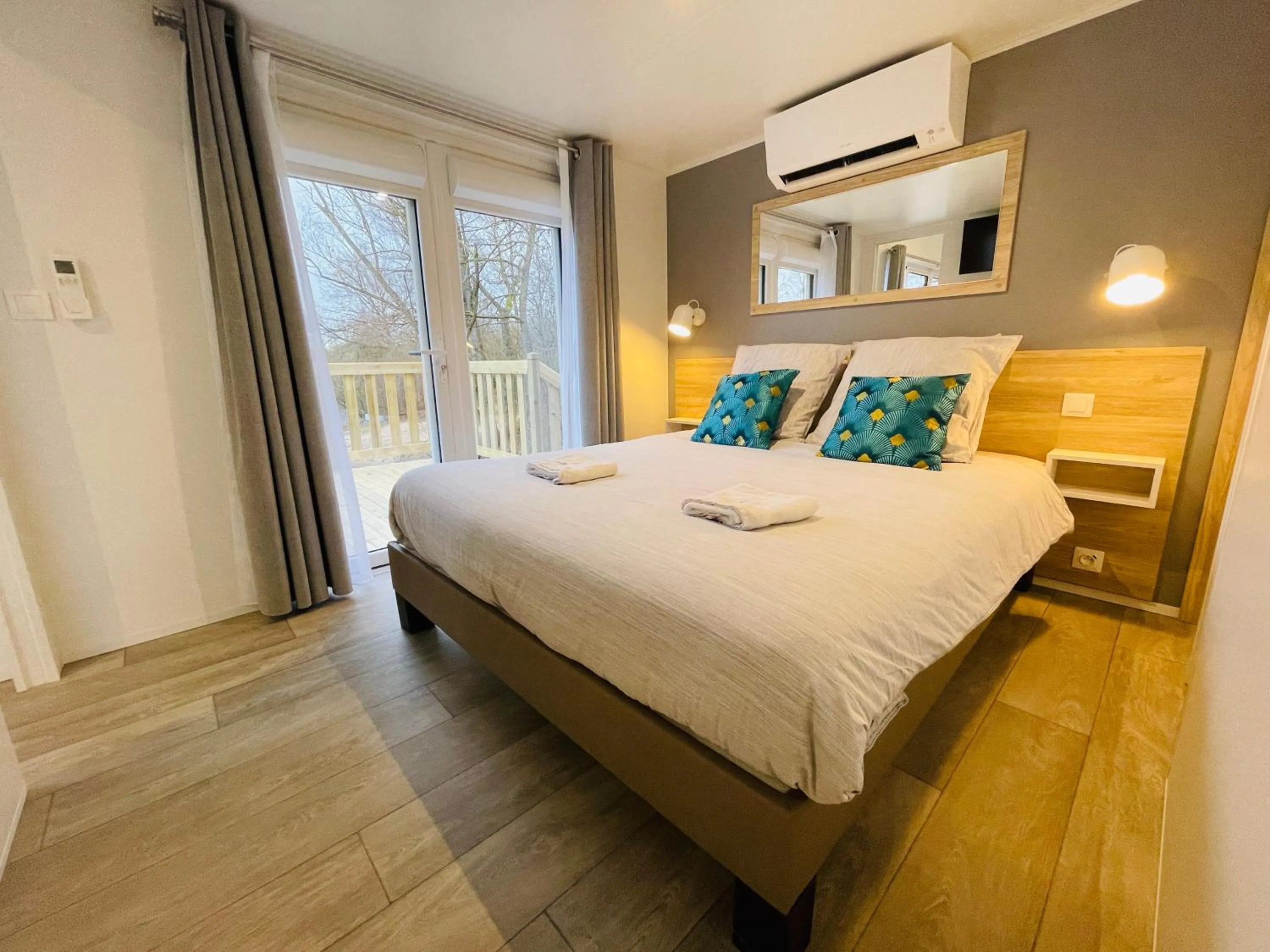 Photo of the whole room, Bed in Les Etangs de la Bassée