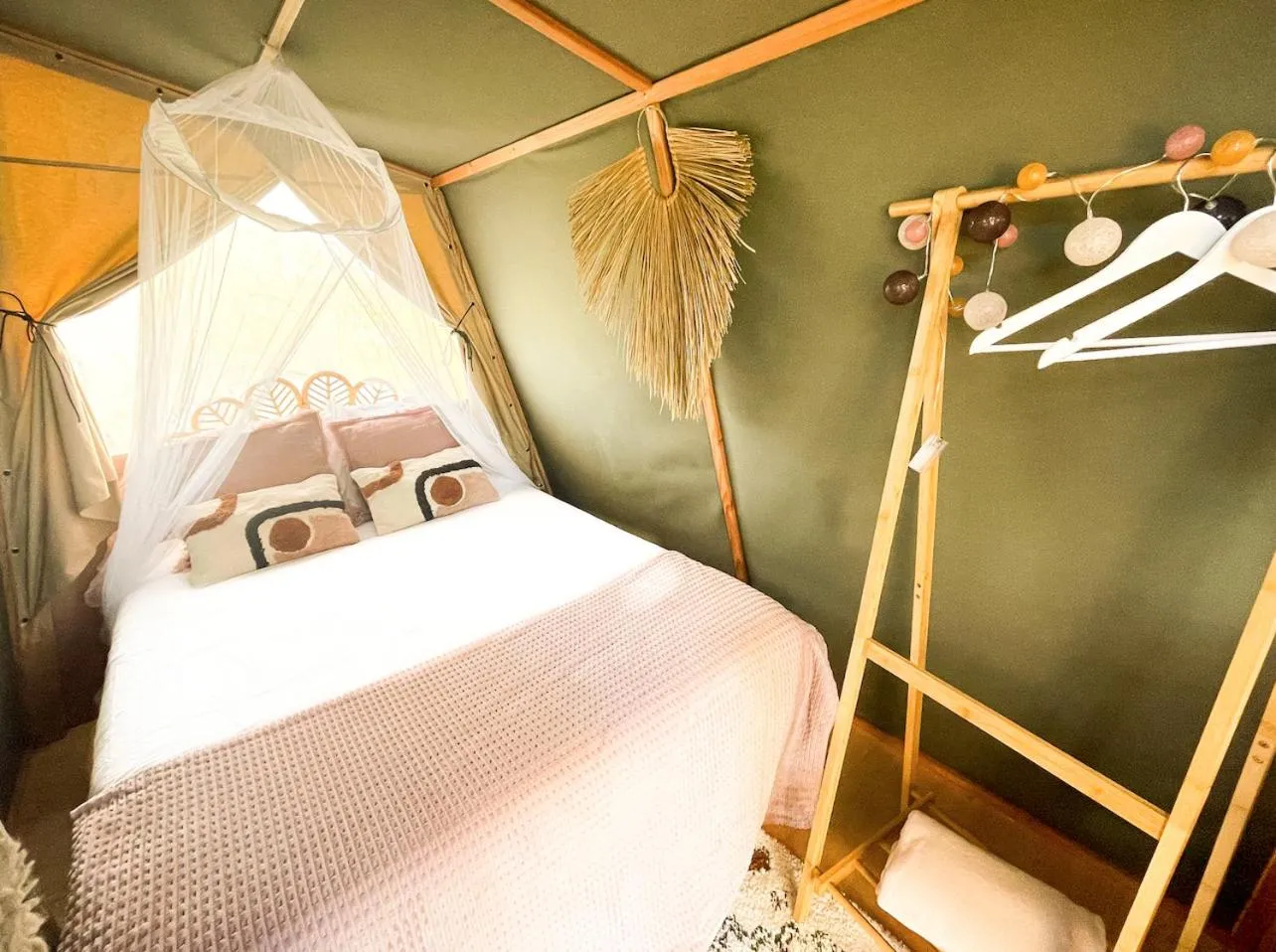 Bedroom, Bed in Les Etangs de la Bassée