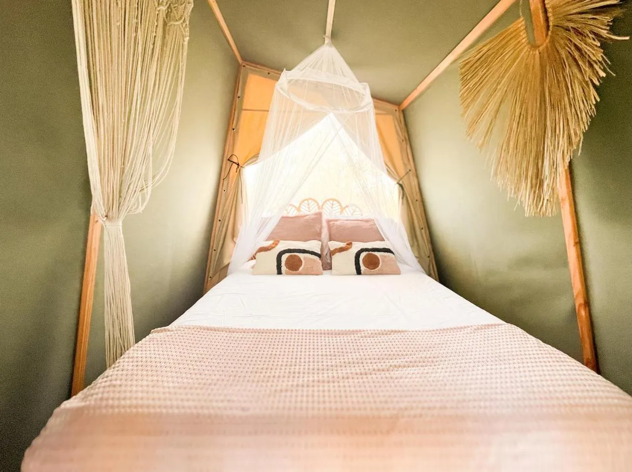 Bedroom, Bed in Les Etangs de la Bassée