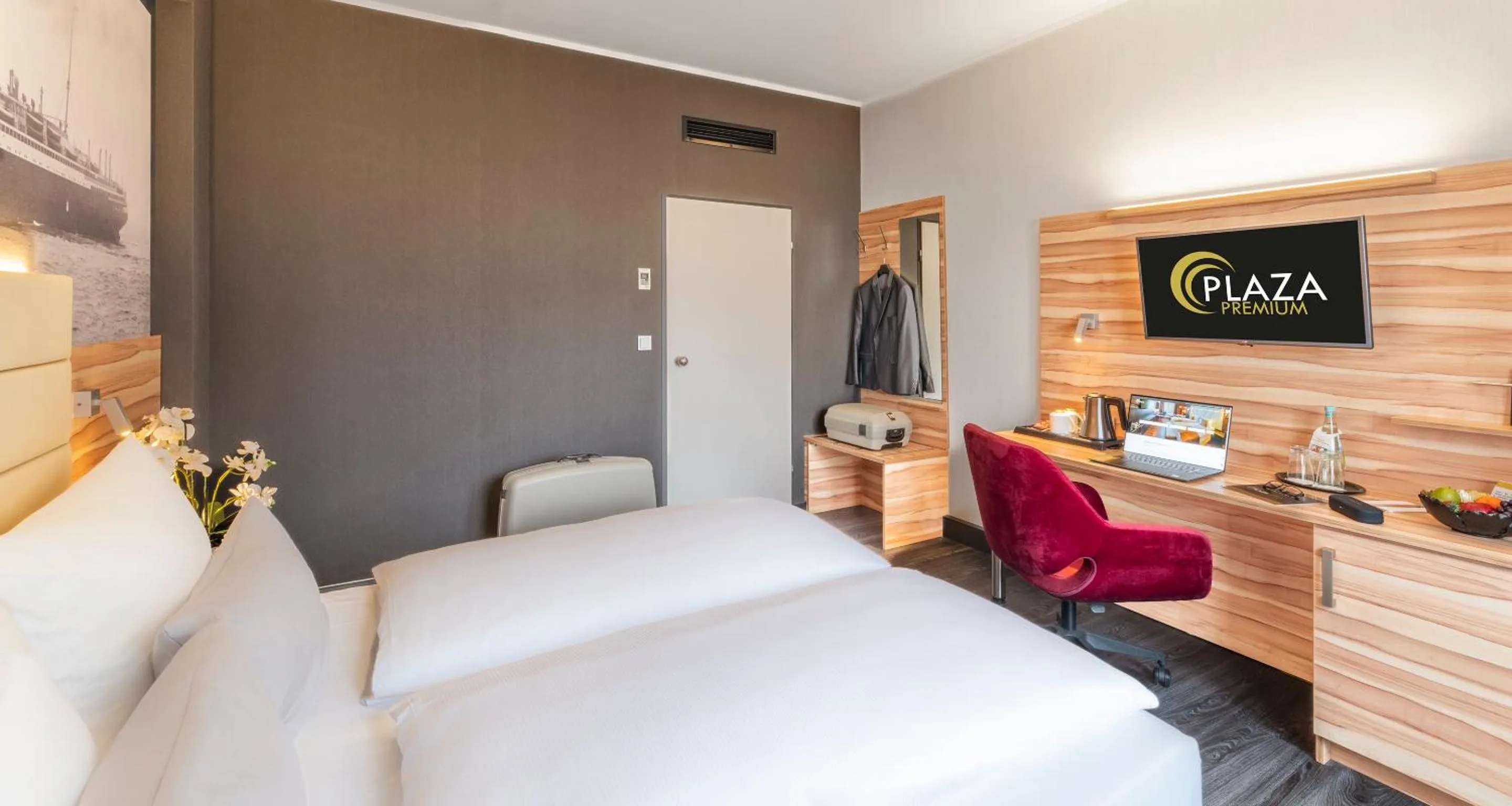 Photo of the whole room, Bed in PLAZA Premium Columbus Bremen