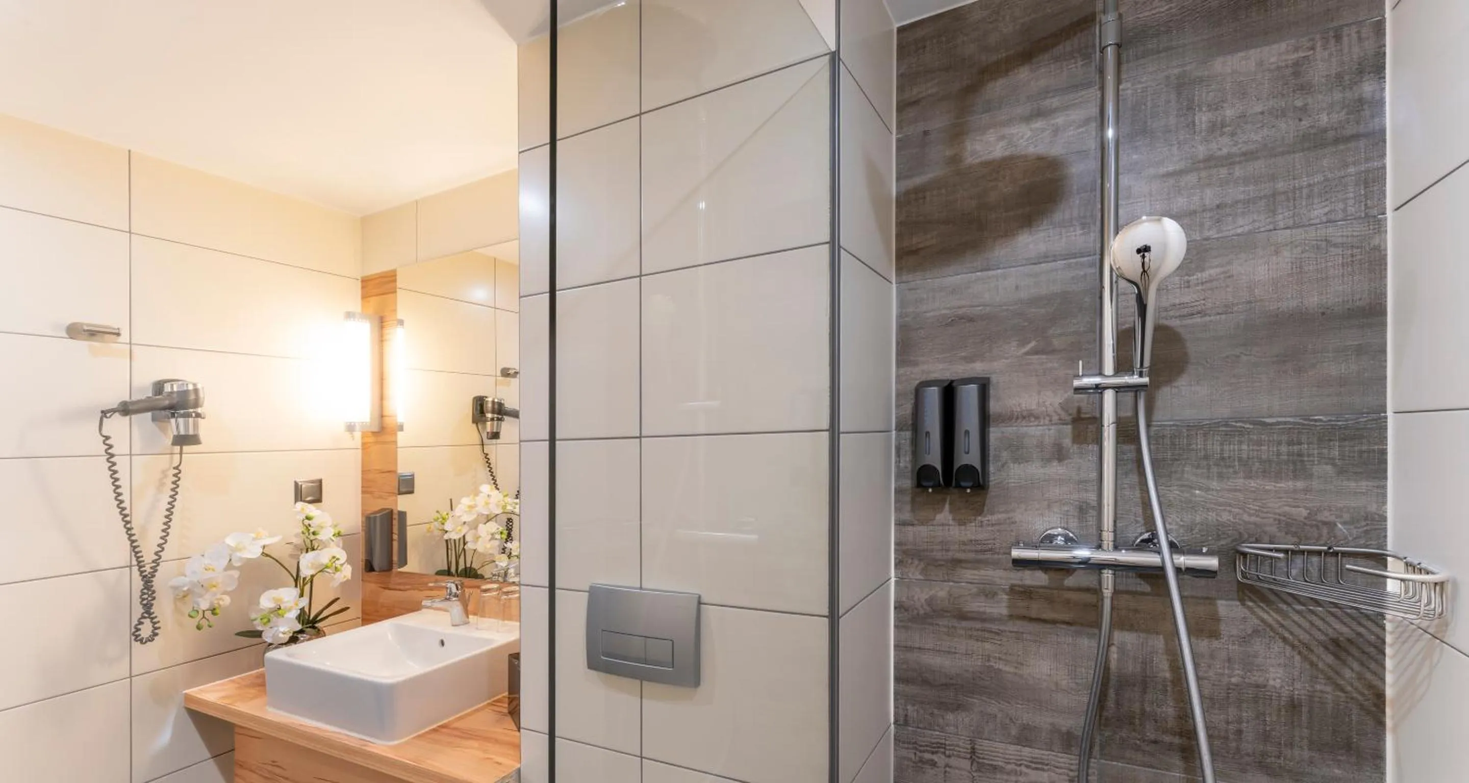 Shower in PLAZA Premium Columbus Bremen