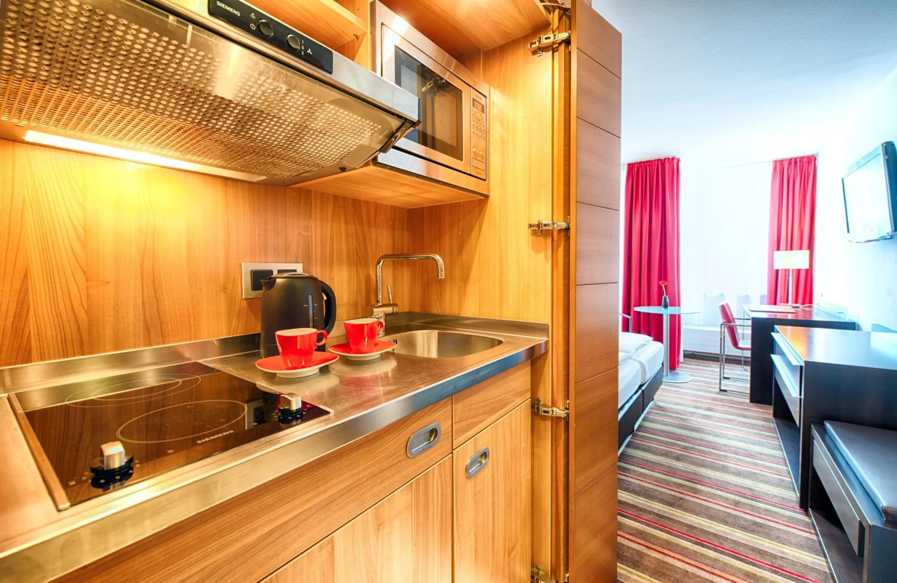 Photo of the whole room in Leonardo Hotel München City West