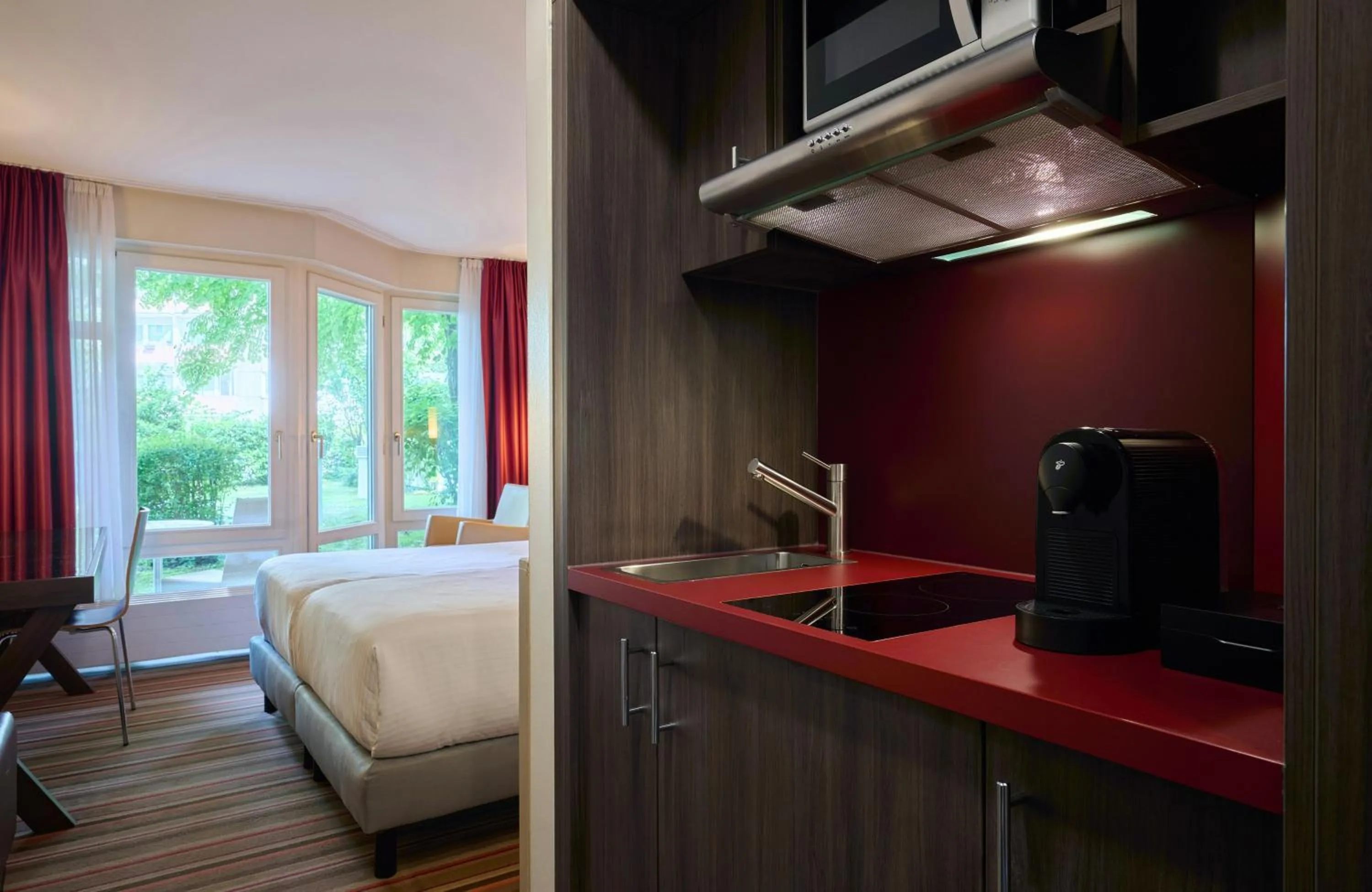 Kitchen or kitchenette in Leonardo Hotel München City West