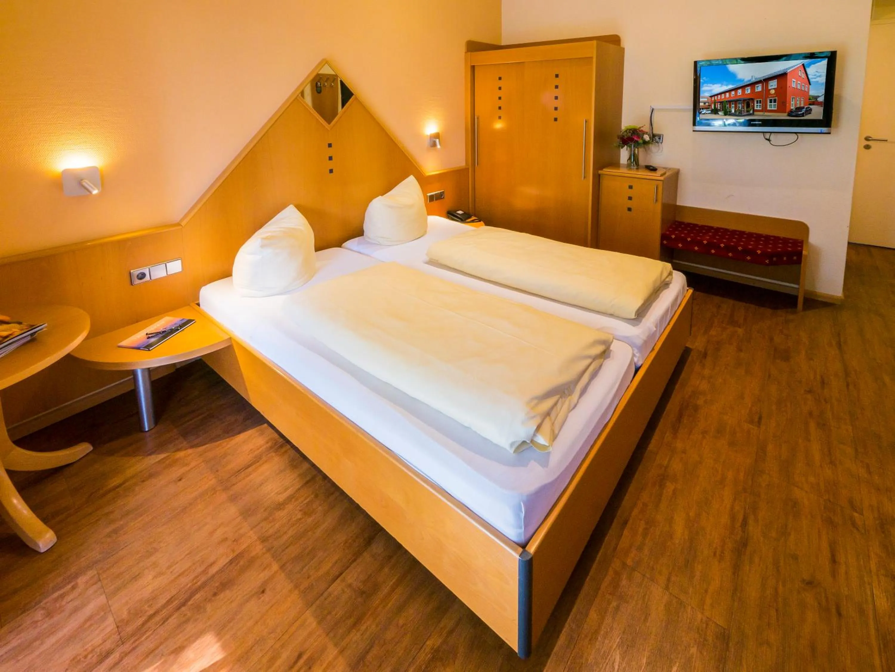 Bedroom, Bed in Hotel Löwen Garni - B&B