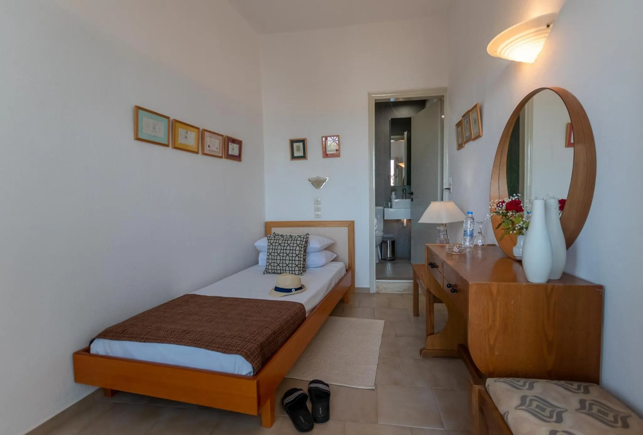 Bedroom, Bed in Dedalos Hotel