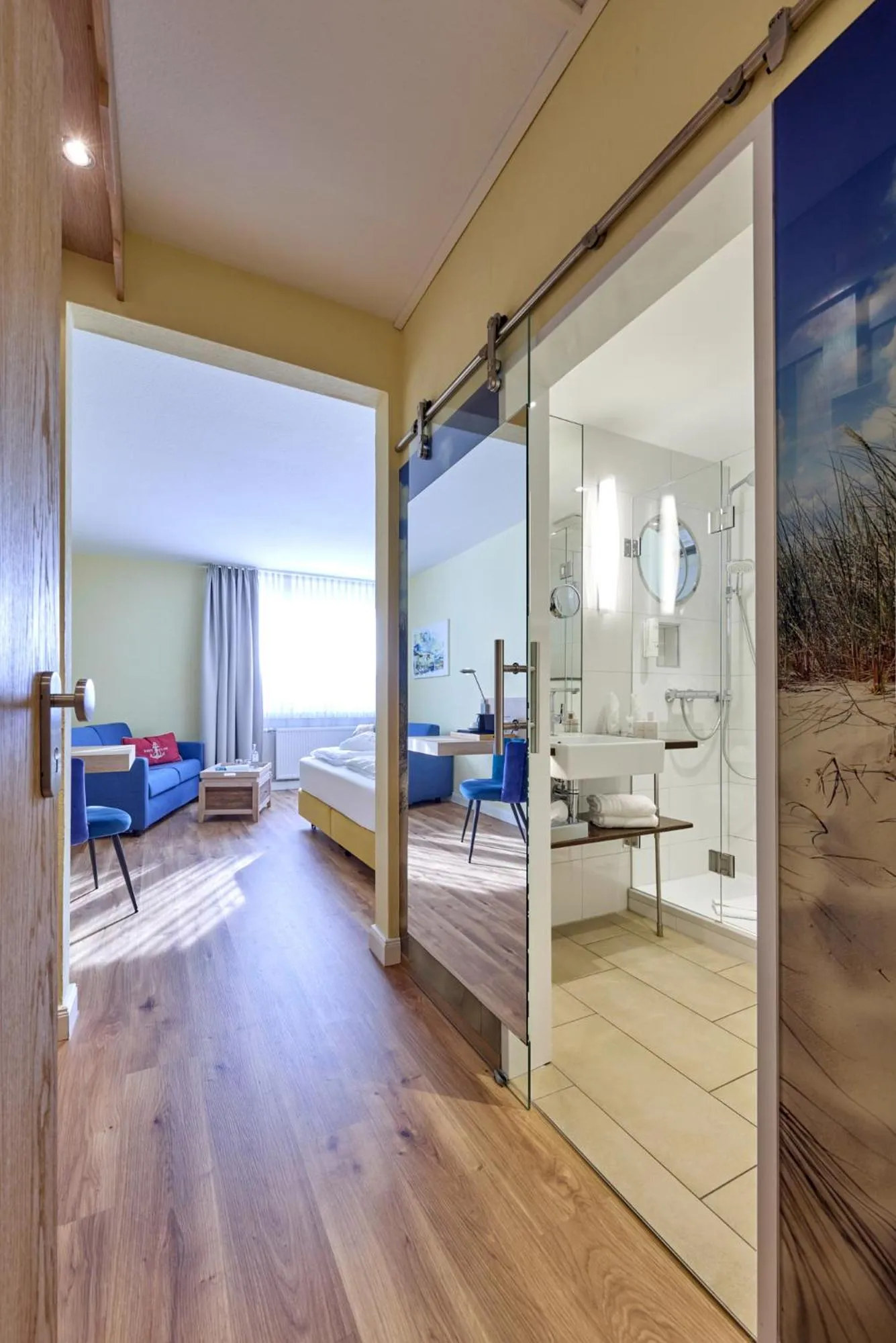 Photo of the whole room, Bed in Strandhotel VierJahresZeiten