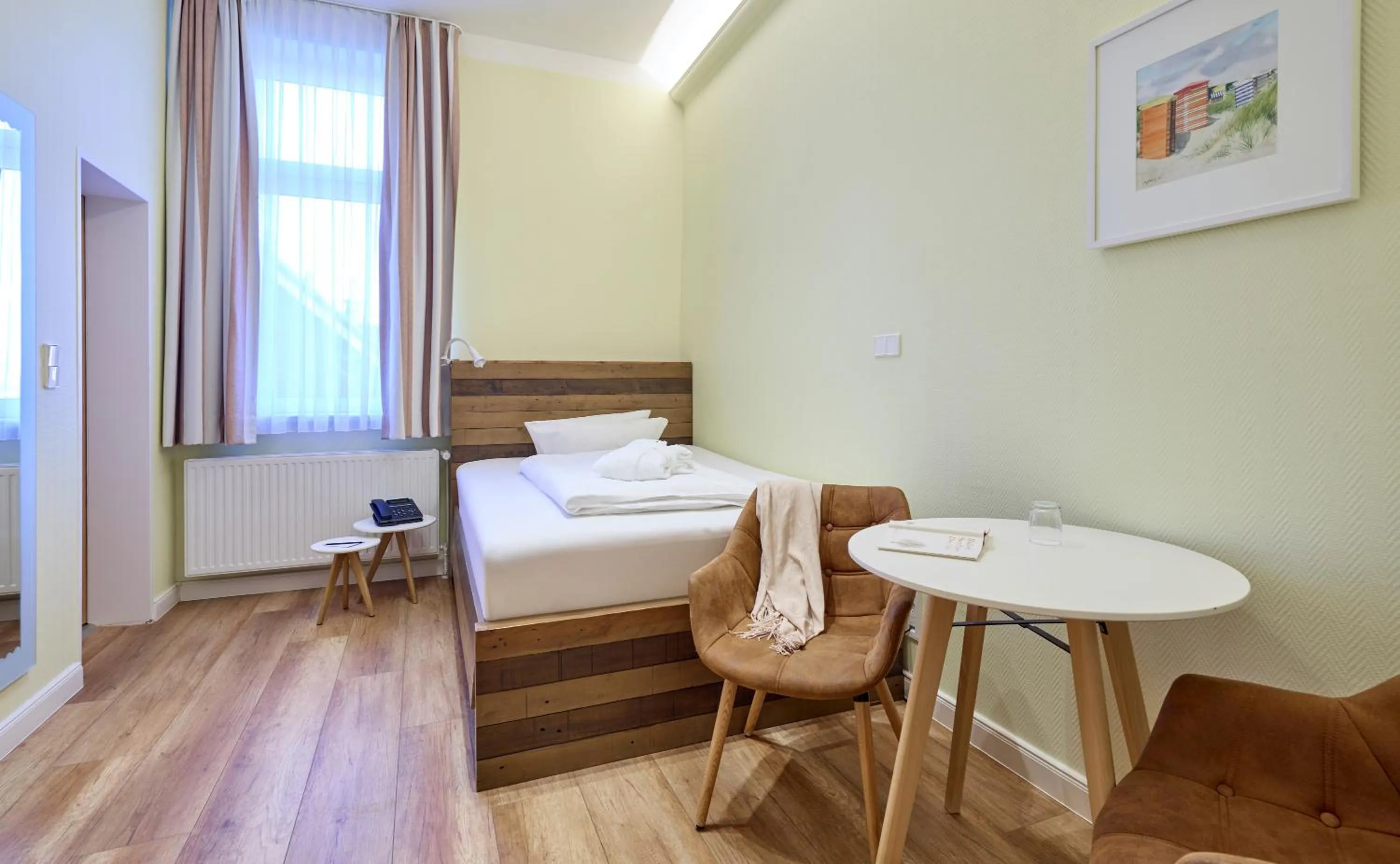 Photo of the whole room, Bed in Strandhotel VierJahresZeiten