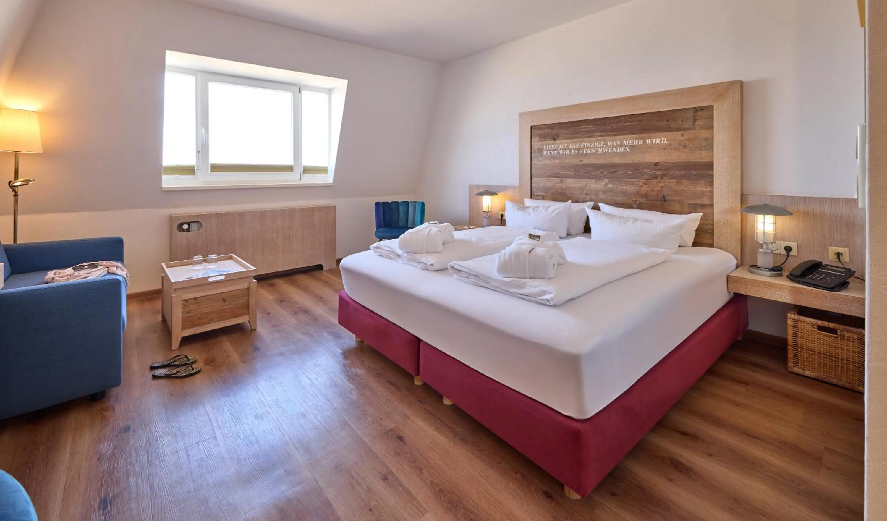 Photo of the whole room, Bed in Strandhotel VierJahresZeiten