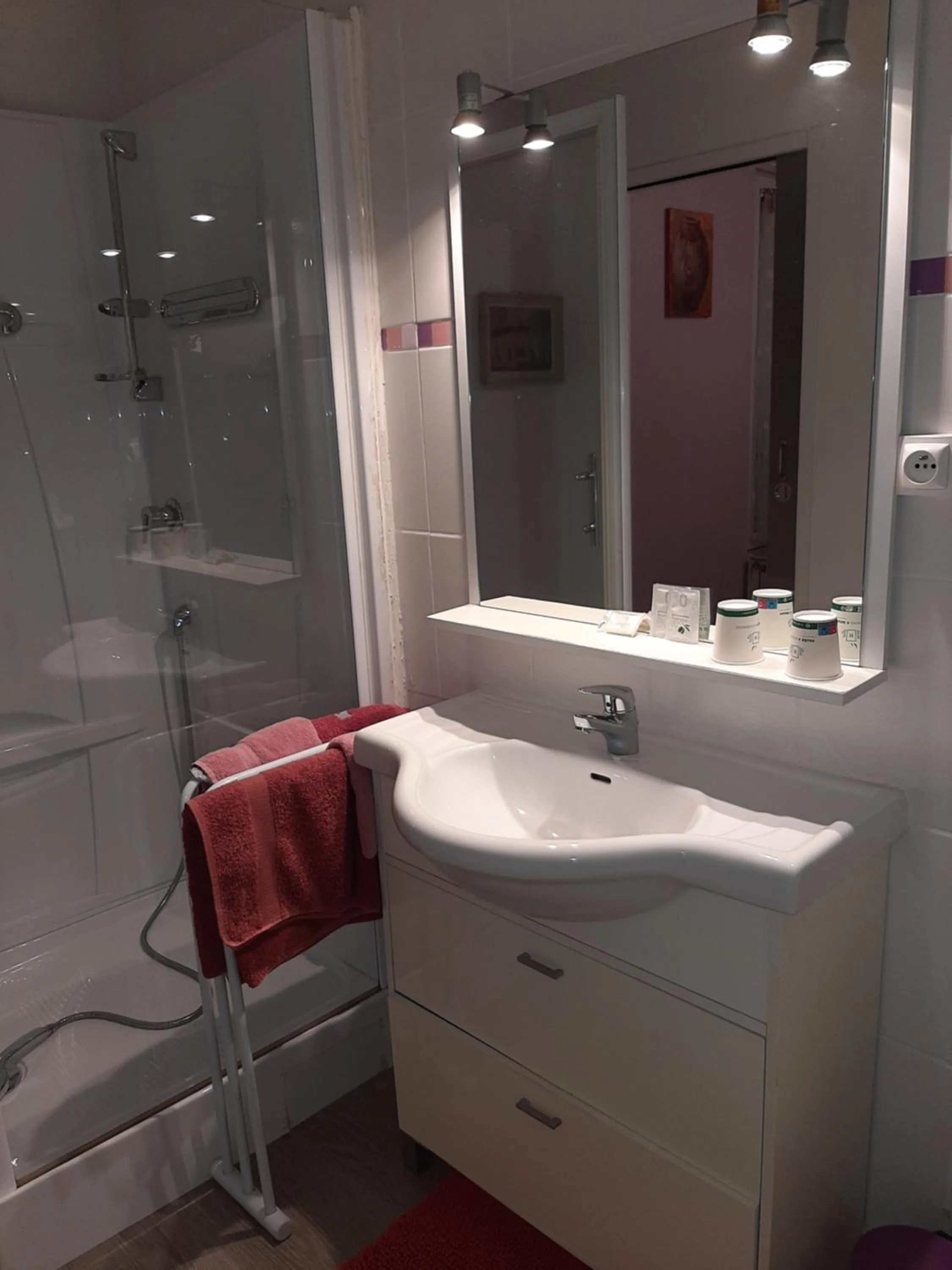 Shower in La Coutrotte Becquine