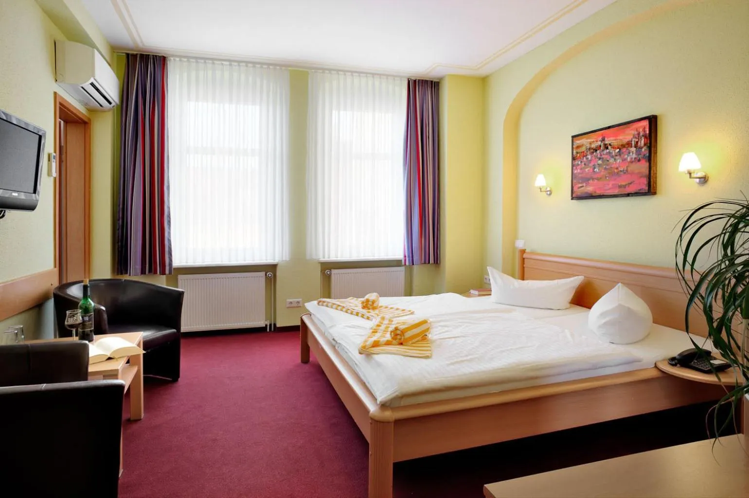 Bed in Hotel-Pension Am Schwanenteich