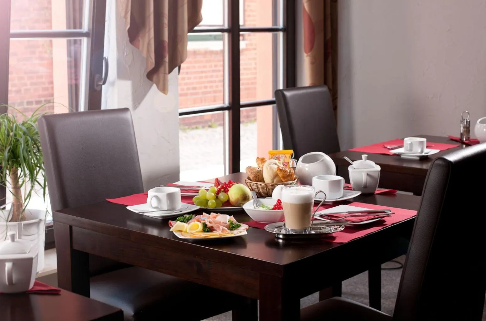 Restaurant/places to eat in Hotel-Pension Am Schwanenteich