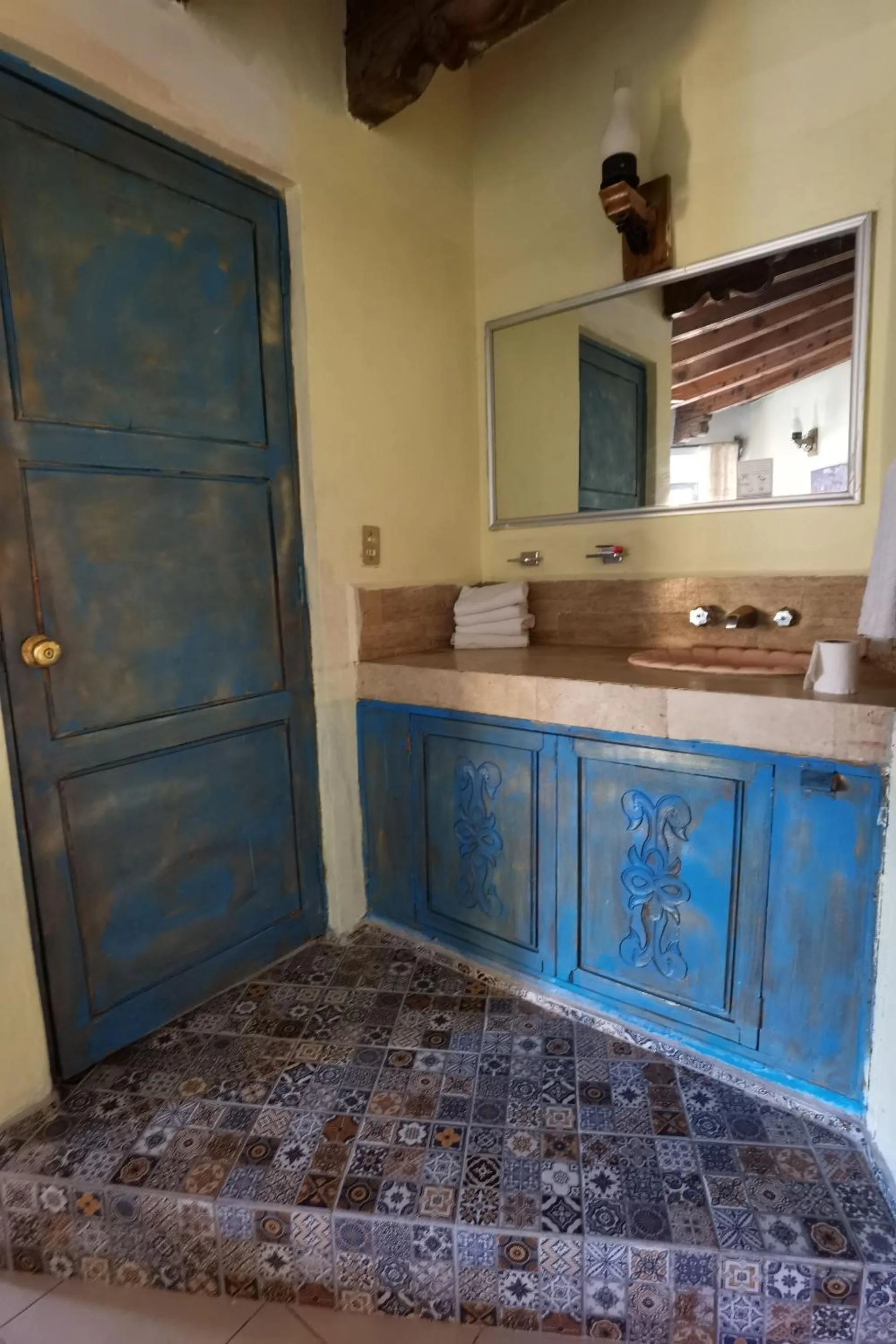 Bathroom in CAPITAL O Meson De La Fragua