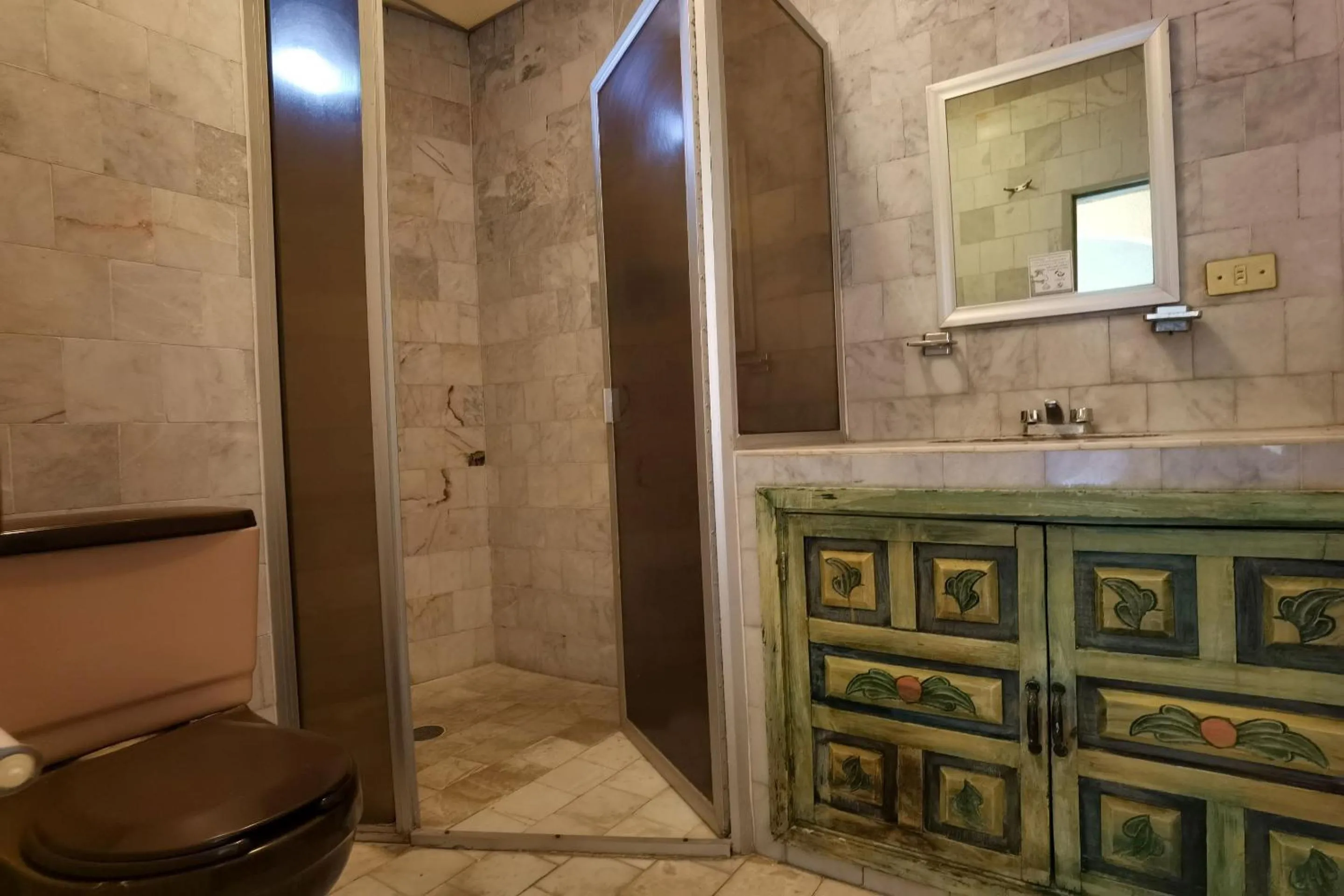 Bathroom in CAPITAL O Meson De La Fragua