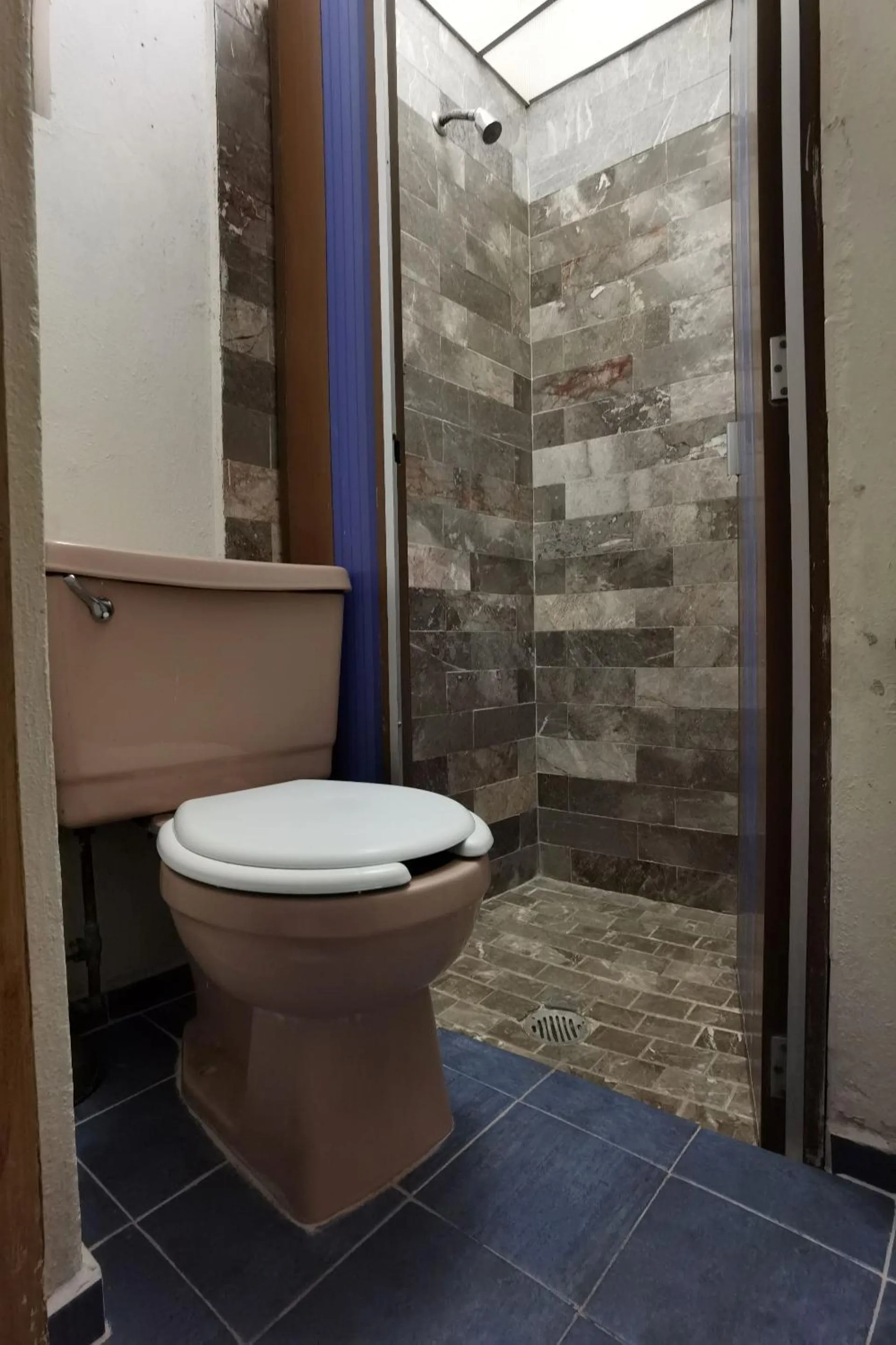 Bathroom in CAPITAL O Meson De La Fragua