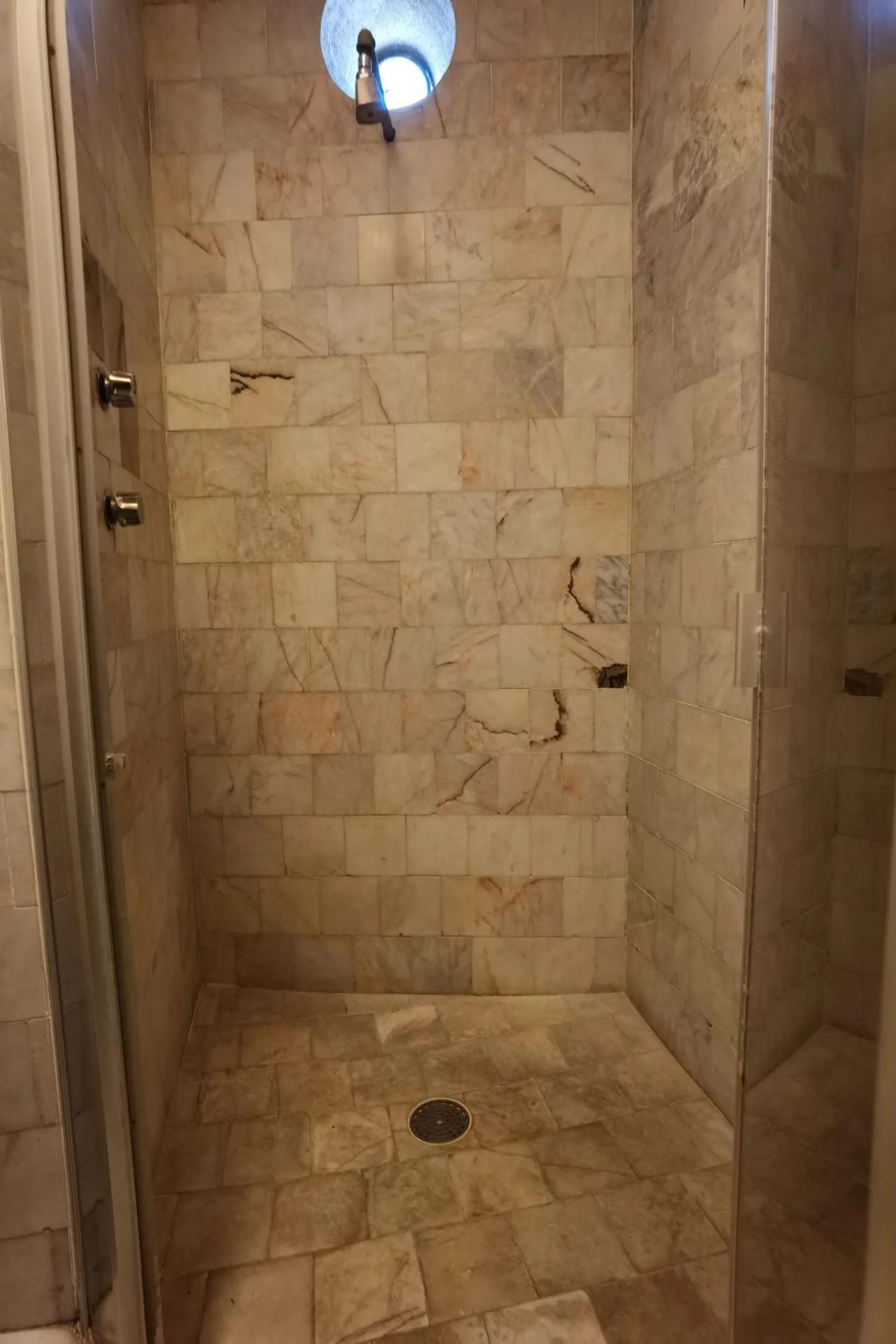 Bathroom in CAPITAL O Meson De La Fragua