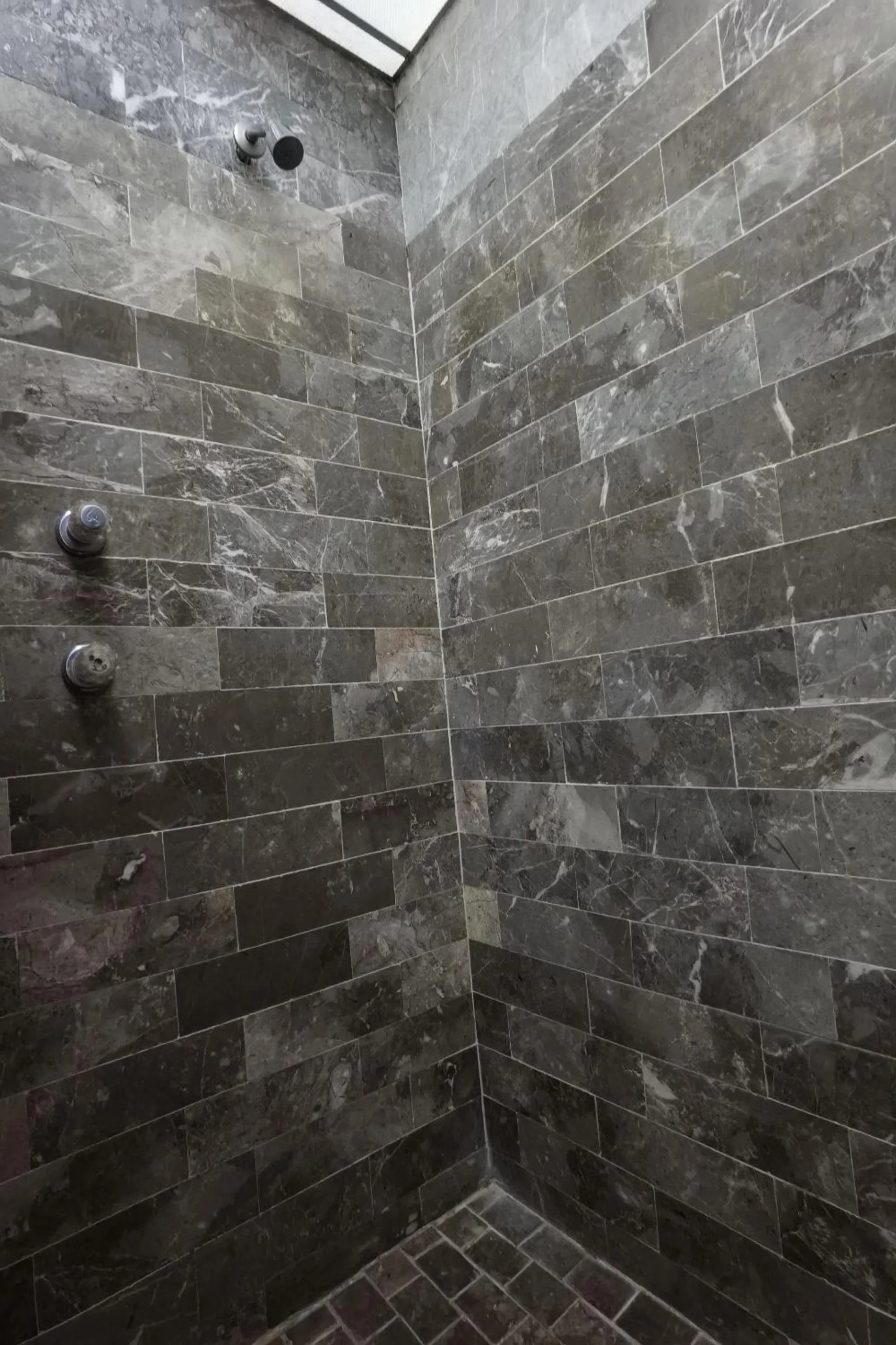 Bathroom in CAPITAL O Meson De La Fragua