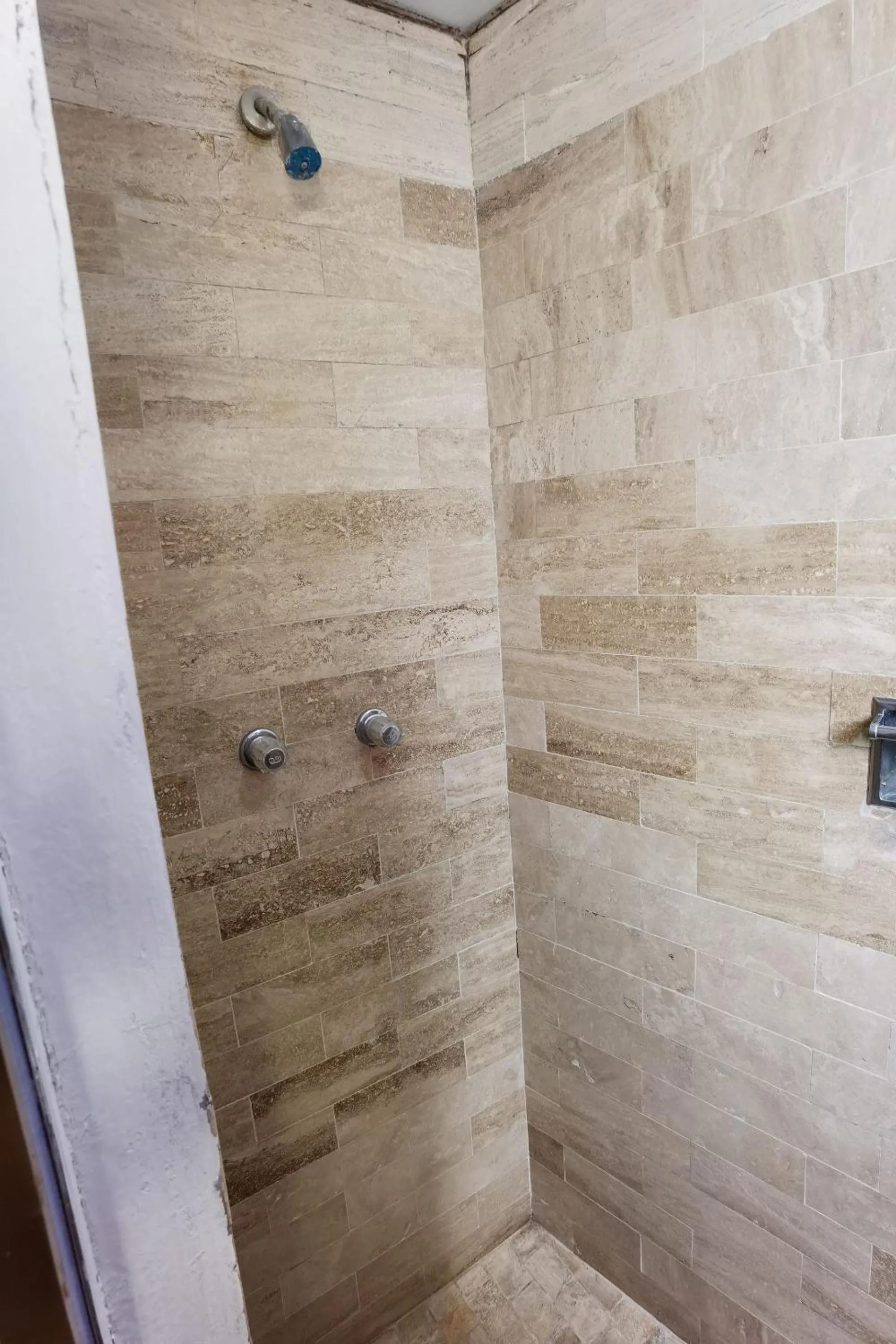 Bathroom in CAPITAL O Meson De La Fragua